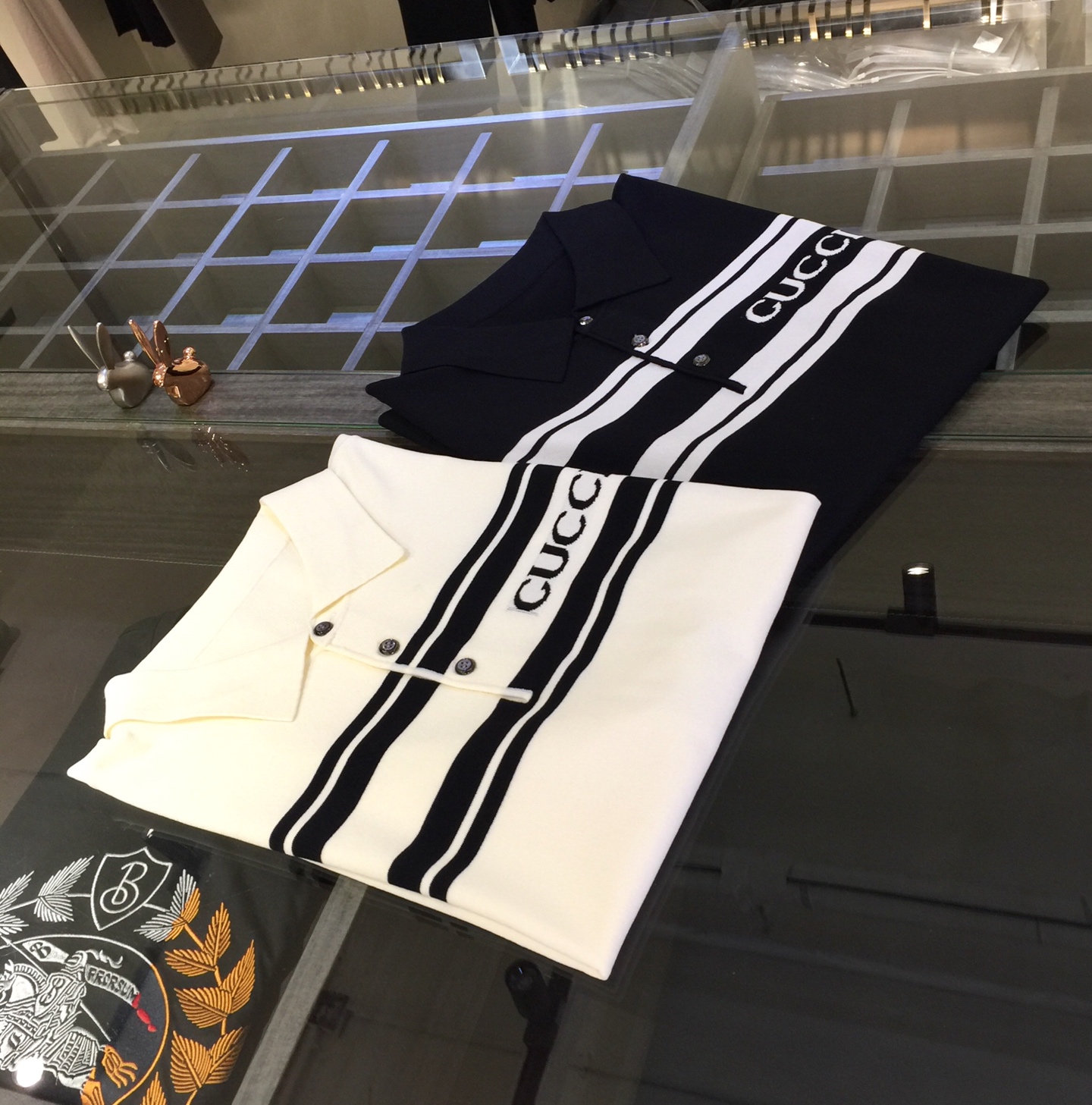 NO:133478,G family’s major recommendation!  The latest series of 2025AW, versatile commuting at work, elegant design, a must-have for business elites!  Use high-weight mulberry silk Yilit blended knitted foot cloth fabric!  Wen Ru is soft, delicate and soft, and the upper body is naturally comfortable. The lapel is a business casual slim fit. It can be worn in both business and leisure, which highlights the overall styling and slim body feel. The overall craftsmanship line is really impeccable. This kind of fashion adds points to urban fashion people and has a more gentlemanly charm!  Black/white!  Size M~XXXL (model/125 catties wear M), gucci, alexander wang19860909G家重磅推荐！2025AW最新系列 上班通勤百搭 富于优雅的设计感 商务精英必备！采用高克重桑蚕丝伊力特混纺针织起脚布面料！温儒柔软 细腻柔软 上身自然是舒适 翻领商务休闲修身款 无论是商务还是休闲时候都可穿搭 非常的凸显整体的造型感以及修身上身感 整体的工艺车线真的是无可挑剔的 这样的一款时装 无不为都市时尚人士加分 更加的绅士韵味十足范！黑色/白色！尺码M～XXXL（模特/125斤穿M）,,gucci,alexander wang,Men's clothing