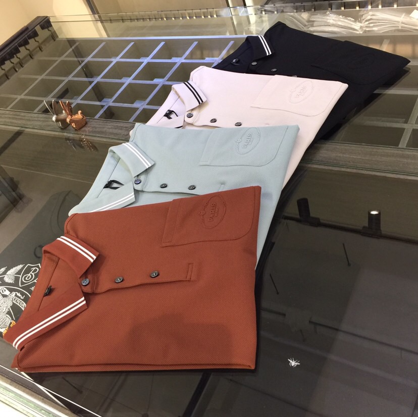 NO:133482,The latest summer series of Fat Brother P's family, versatile commuting to work, elegant design, a must-have for business elites, using mercerized bead floor cotton blend fabric, Wen Ru soft, delicate and soft, the upper body is naturally comfortable, lapel business casual slim fit style, can be worn in both business and leisure!  It highlights the overall styling and body-slimming feeling. The overall craftsmanship line is really impeccable. This kind of lapel fashion adds points to urban fashion people and has a more gentlemanly charm!  Black/Milk Grey/Light Green/Rubble Red!  Size M~4XL (model/125 catties wear M), alexander wang19860909P家胖哥哥福音夏季最新系列 上班通勤百搭 富于优雅的设计感 商务精英必备 采用丝光珠地棉混纺面料 温儒柔软 细腻柔软 上身自然是舒适 翻领商务休闲修身款 无论是商务还是休闲时候都可穿搭！非常的凸显整体的造型感以及修身上身感 整体的工艺车线真的是无可挑剔的 这样的一款翻领时装 无不为都市时尚人士加分 更加的绅士韵味十足范！黑色/奶灰色/浅绿色/铁锈红！尺码M～4XL（模特/125斤穿M）,,alexander wang,Men's clothing