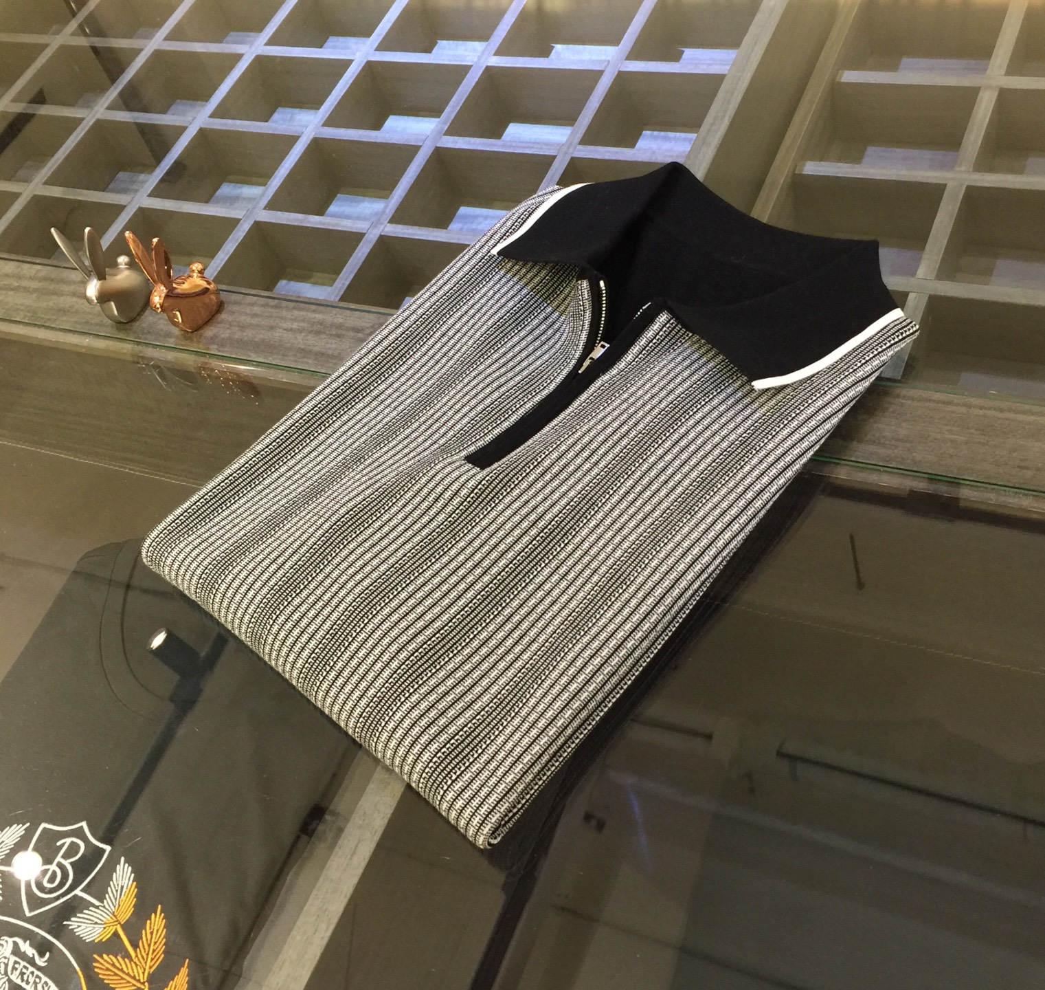 NO:133484,A Home The most basic and common style in the wardrobe in 2025, a comfortable, fashionable and durable Tianshi cotton sweater is hard to come by. This new 25-year spring and summer lapel knitted product is a good reputation from the old channel. If you have taken it, you will not say more~ Customer-supplied imported fabrics, soft, breathable, and a very delicate feeling to the touch. The neckline zipper tilt design makes people shine, with a little retro feel, which looks fashionable and unique. The inner part is all made of single-needle edge locking!  The cuff ends are made of custom threads, which can ensure that they are not easily deformed!  The cut is appropriately cut without any sense of restraint. Every part is perfectly in line with the rhythm of the human body. Even if you wear it, it is super comfortable!  Slim and show your temperament, it is definitely a platinum item for business and leisure!  Size M~XXL (model 175/125 catties wear M), alexander wang19860909A家 2025年衣橱里最为基础常见的款式,一件舒适时髦又耐看的天丝棉针织衫更是可遇而不可求,这款25年春夏新款翻领针织 老渠道的口碑货,拿过咱家的都懂,就不再多说了哈~ 客供进口面料,柔软透气垂坠感强,摸上去非常细腻的感觉.领口拉链开襟设计,让人眼前一亮,有一点复古feel,显得时髦又别致.内里全部采用单针锁边工艺！袖口衣尾采用定制螺纹,能够确保穿着不轻易变形！裁剪得体,没有任何束缚感,每一处都完美符合人体律动,既便是穿着动动都超舒适！修身显气质,绝对是商务休闲的白金单品！尺码M～XXL（模特175/125斤穿M）,,alexander wang,Men's clothing