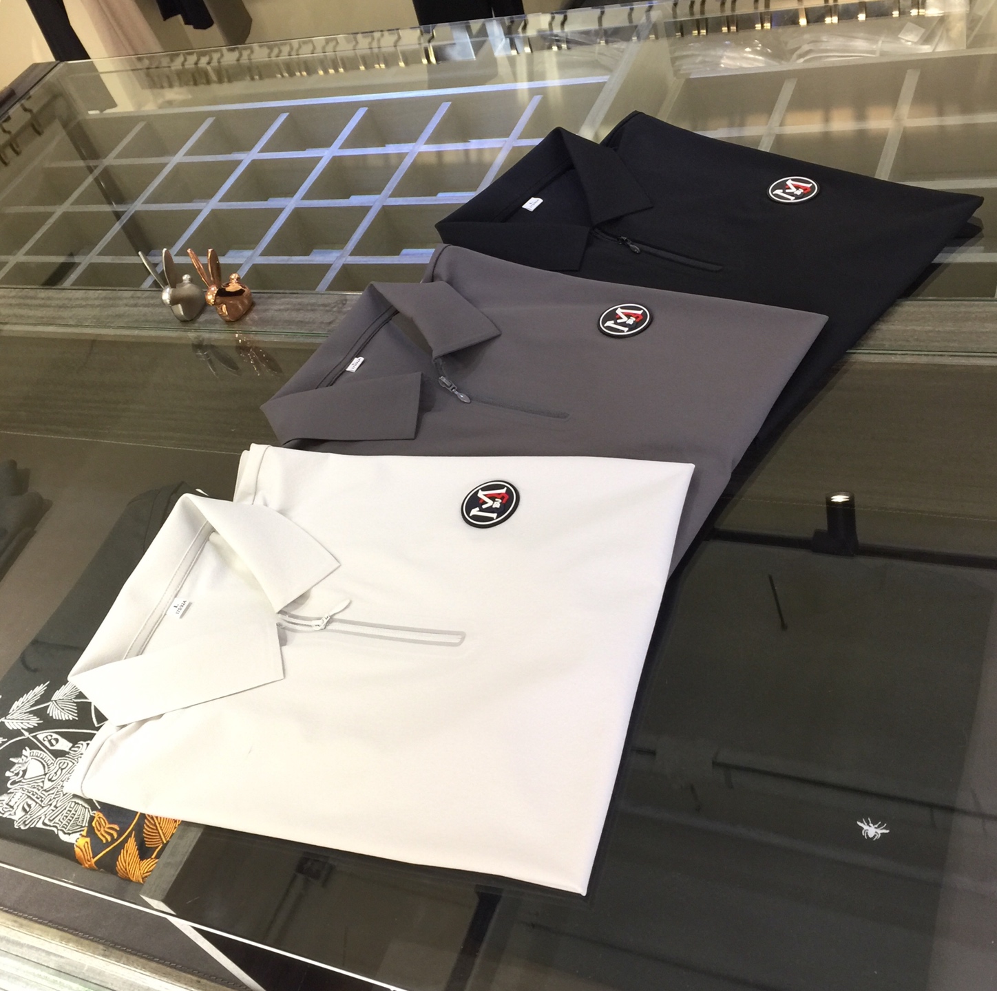 NO:133486,Recommended by Mo Home Products!  The latest series of 2025AW, versatile commuting at work, elegant design, a must-have for business elites, exquisite logo design on the chest!  Use high gram weight 120 mercerized cotton plain fabric with seamless craftsmanship!  Wen Ru is soft, delicate and soft, and the upper body is naturally comfortable. The lapel business and casual slim fit can be worn both in business and leisure, which highlights the overall styling and slim body feel. The overall craftsmanship line is really impeccable. This kind of lapel fashion adds points to urban fashion people and has a more gentlemanly charm!  Black/dark grey/off-white!  Size M~XXXL (model 175/125 catties wear M), alexander wang19860909Mo家臻品推荐！2025AW最新系列 上班通勤百搭 富于优雅的设计感 商务精英必备 胸前精美Logo设计！采用高克重120支丝光棉平纹面料 无缝工艺！温儒柔软 细腻柔软 上身自然是舒适 翻领商务休闲修身款 无论是商务还是休闲时候都可穿搭 非常的凸显整体的造型感以及修身上身感 整体的工艺车线真的是无可挑剔的 这样的一款翻领时装 无不为都市时尚人士加分 更加的绅士韵味十足范！黑色/深灰色/灰白色！尺码M～XXXL（模特175/125斤穿M）,,alexander wang,Men's clothing