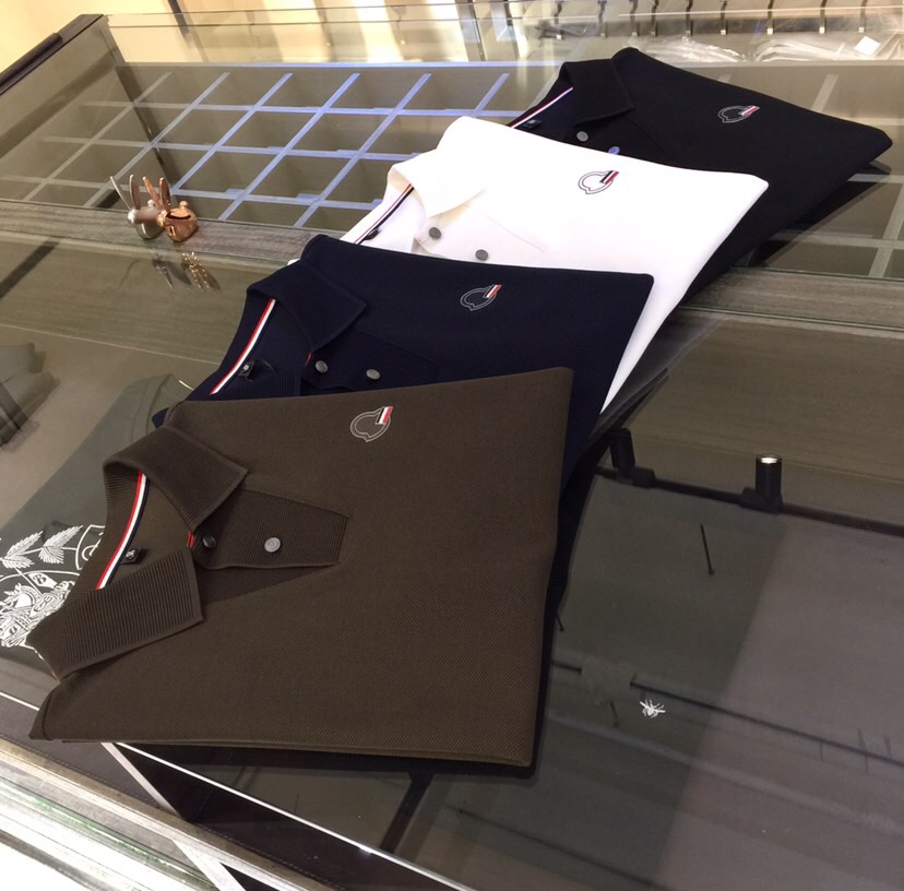 NO:136141,Mo's Fat Brother Gospel Summer latest series, versatile commuting to work, elegant design, a must-have for business elites, exquisite thread design on the collar!  It uses high-quality mercerized bead floor cotton fabric. Wen Ru is soft, delicate and soft. The upper body is naturally comfortable. Lapel business casual slim fit style. You can wear it in both business and casual!  It highlights the overall styling and body-slimming feeling. The overall craftsmanship line is really impeccable. This kind of lapel fashion adds points to urban fashion people and has a more gentlemanly charm!  Black/white/dark blue/dark green!  Size M~4XL (model/125 catties wear M), alexander wang19860909Mo家胖哥哥福音夏季最新系列 上班通勤百搭 富于优雅的设计感 商务精英必备 领部精美螺纹设计！采用高克重丝光珠地棉面料 温儒柔软 细腻柔软 上身自然是舒适 翻领商务休闲修身款 无论是商务还是休闲时候都可穿搭！非常的凸显整体的造型感以及修身上身感 整体的工艺车线真的是无可挑剔的 这样的一款翻领时装 无不为都市时尚人士加分 更加的绅士韵味十足范！黑色/白色/深蓝色/深绿色！尺码M～4XL（模特/125斤穿M）,,alexander wang,Men's clothing