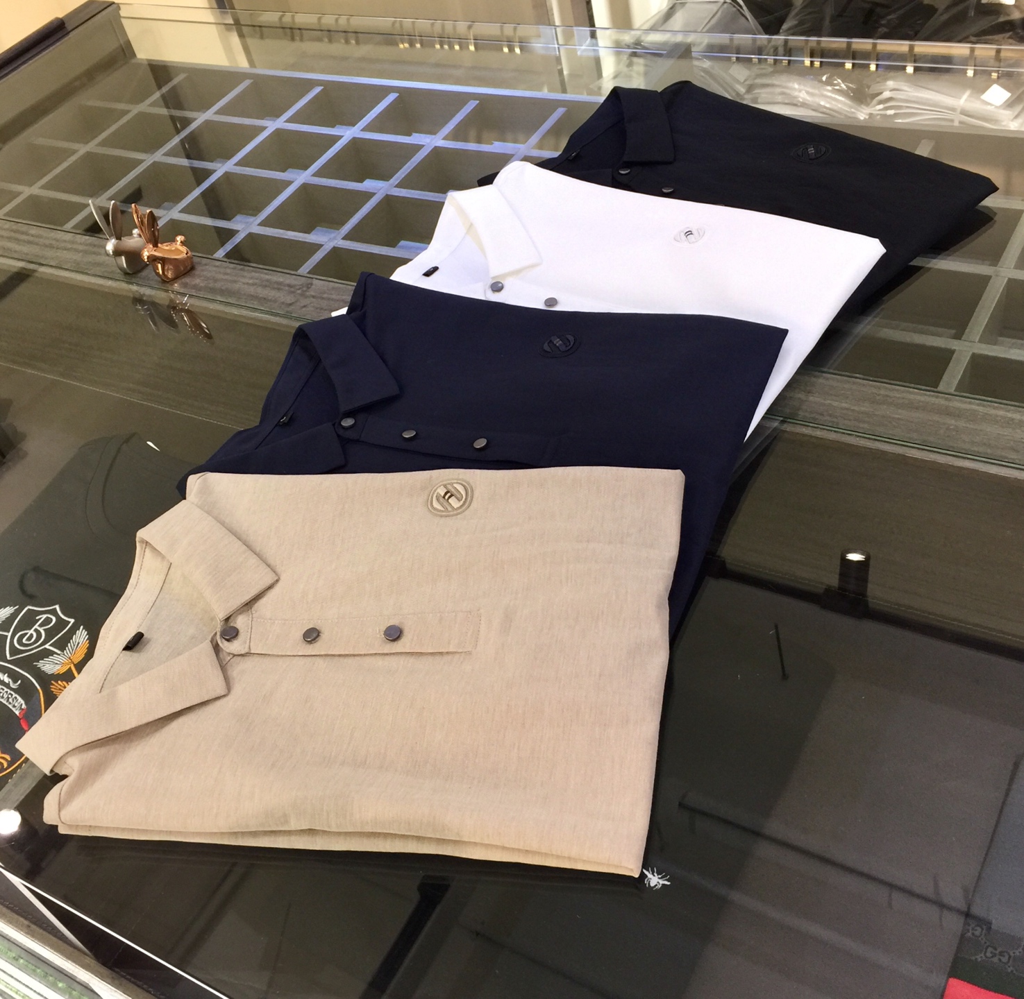 NO:136143,Zejia 2025AW latest series, versatile commuting to work, elegant design, a must-have for business elites, using lightweight cotton and linen blend fabric, Wen Ru soft, delicate and soft, the upper body is naturally comfortable, lapel business casual slim fit, simple but not simple!  You can wear it in business or casual!  It highlights the overall styling and body-slimming feeling. The overall craftsmanship line is really impeccable. This kind of lapel fashion adds points to urban fashion people and has a more gentlemanly charm!  Black/white/dark blue/card color!  Size M~XXXL (model/125 catties wear M), alexander wang19860909Ze家2025AW最新系列 上班通勤百搭 富于优雅的设计感 商务精英必备 采用轻薄棉麻混纺面料 温儒柔软 细腻柔软 上身自然是舒适 翻领商务休闲修身款 简约不简单！无论是商务还是休闲时候都可穿搭！非常的凸显整体的造型感以及修身上身感 整体的工艺车线真的是无可挑剔的 这样的一款翻领时装 无不为都市时尚人士加分 更加的绅士韵味十足范！黑色/白色/深蓝色/卡色！尺码M～XXXL（模特/125斤穿M）,,alexander wang,Men's clothing