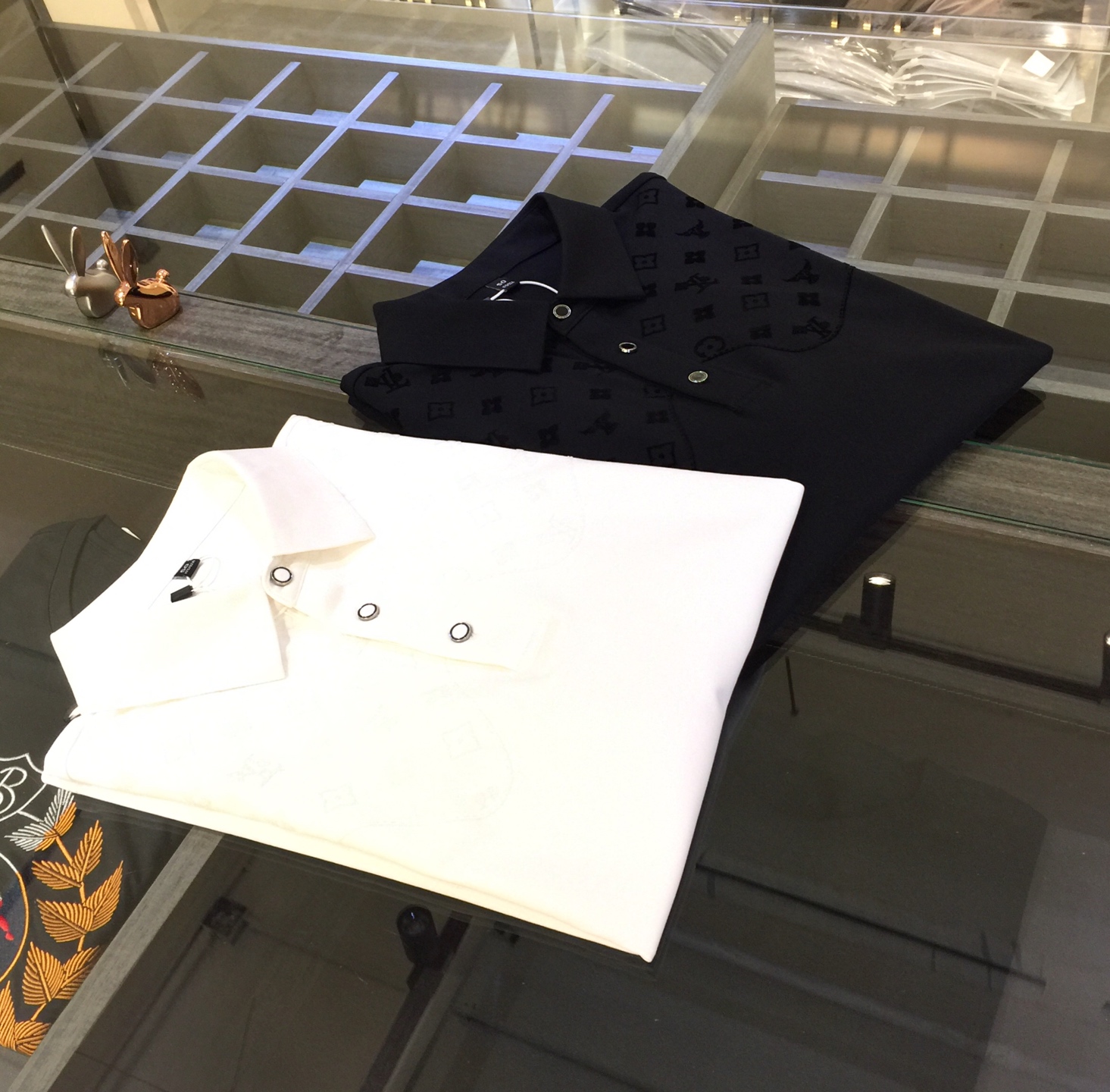 NO:136126,Lujia 2025 summer new products, high-end goods!  Classic and fashionable versatile lapel short-sleeved shirt with woven mercerized cotton fabric!  The fabric is soft and delicate, and the original logo flocking design of the clothes body!  Low-key luxury!  Basic base shirts are indispensable for men's wardrobes. They can be matched with various clothing anytime and anywhere to meet your daily needs. The fabrics and factories we choose are all used by first-tier brands, and the clothes are designed very atmospheric and fashionable and high-end goods!  Dears, hurry up and buy it!  Black/white!  Size M~XXXL (model/125 catties wear M), louis vuitton,louis vuitton,t-shirt,alexander wang19860909驴家2025夏季新品 高端货物！经典时尚百搭翻领短袖衫 订织丝光棉面料！面料柔软细腻 衣身原版Logo植绒设计！低调的奢华！男人的衣柜都少不了基础打底衫 随时随地都可以拿来搭配各种服饰 满足您日常生活需求.我们所选择的面料及工厂都是一线品牌所使用的,衣服设计非常的大气时尚 高档货物！亲们赶紧入手！黑色/白色！尺码M～XXXL（模特/125斤穿M）,,louis vuitton,louis vuitton,T-shirt,alexander wang,Men's clothing