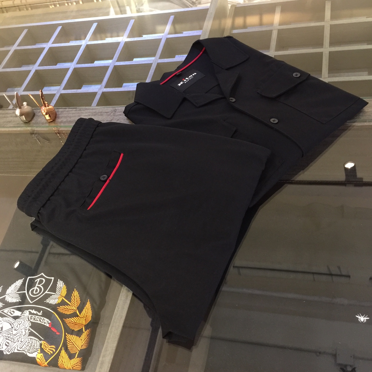 NO:136130,/Set Details of tops Ki Fat Brother Gospel New Summer Style is on sale. Classic simple style set, private channels are leaked, foreign trade company orders, domestic first-tier OEM factory produced, luxurious classic design, urban life, first-class quality!  A simple lapel casual sports suit, handsome and personalized, simple and generous style design, bold and innovative design that breaks through the conventional style, still continues the popular silk-lined blend fabric. It feels tender and smooth, breathable and comfortable. It is visually enough to instantly defeat those mediocre sports suits. Slim fit style, sports and leisure and entertainment are both competent!  Black/card color!  Size M~4XL (model/125 catties wear M), alexander wang19860909/套 上衣细节图Ki家胖哥哥福音夏季新款发售.经典简约款套装,私密渠道流出,外贸公司订单,国内一线代工厂出品,奢华经典设计,都市生活,品质一流！简约的一款翻领休闲运动套装 有帅有个性 简洁大方的版型设计,突破常规的大胆创新设计,依然延续了热门的丝麻混纺面料.手感嫩滑 透气,舒服为主 在视觉上已经足以秒杀那些平庸的运动套装 修身版型,运动休闲娱乐,均可胜任！黑色/卡色！尺码M～4XL（模特/125斤穿M）,,alexander wang,Men's clothing