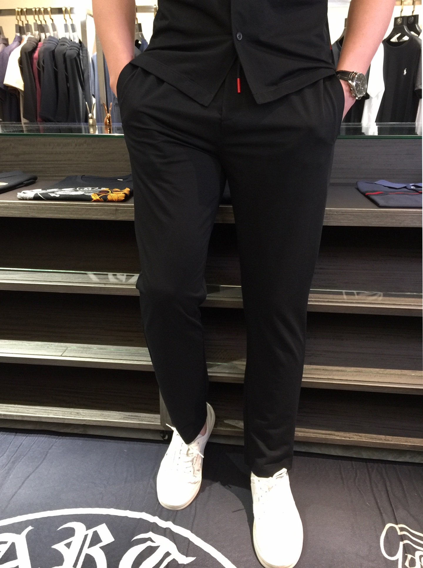 NO:136128,/Set Details of pants Ki Fat Brother Gospel New Summer Style is on sale. Classic simple style set, private channels are leaked, foreign trade company orders, domestic first-tier OEM factory produced, luxurious classic design, urban life, first-class quality!  A simple lapel casual sports suit, handsome and personalized, simple and generous style design, bold and innovative design that breaks through the conventional style, still continues the popular silk-lined blend fabric. It feels tender and smooth, breathable and comfortable. It is visually enough to instantly defeat those mediocre sports suits. Slim fit style, sports and leisure and entertainment are both competent!  Black/card color!  Size M~4XL (model/125 catties wear M), alexander wang19860909/套 裤子细节图Ki家胖哥哥福音夏季新款发售.经典简约款套装,私密渠道流出,外贸公司订单,国内一线代工厂出品,奢华经典设计,都市生活,品质一流！简约的一款翻领休闲运动套装 有帅有个性 简洁大方的版型设计,突破常规的大胆创新设计,依然延续了热门的丝麻混纺面料.手感嫩滑 透气,舒服为主 在视觉上已经足以秒杀那些平庸的运动套装 修身版型,运动休闲娱乐,均可胜任！黑色/卡色！尺码M～4XL（模特/125斤穿M）,,alexander wang,Men's clothing