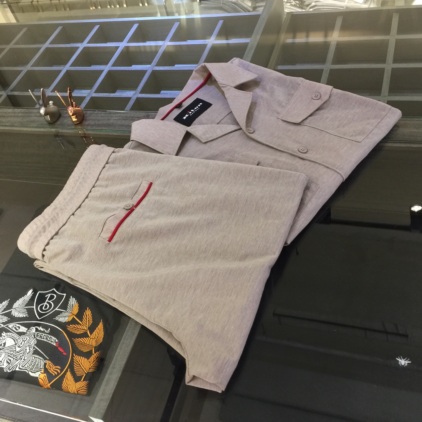 NO:136134,/Set Details of tops Ki Fat Brother Gospel New Summer Style is on sale. Classic simple style set, private channels are leaked, foreign trade company orders, domestic first-tier OEM factory produced, luxurious classic design, urban life, first-class quality!  A simple lapel casual sports suit, handsome and personalized, simple and generous style design, bold and innovative design that breaks through the conventional style, still continues the popular silk-lined blend fabric. It feels tender and smooth, breathable and comfortable. It is visually enough to instantly defeat those mediocre sports suits. Slim fit style, sports and leisure and entertainment are both competent!  Black/card color!  Size M~4XL (model/125 catties wear M), alexander wang19860909/套 上衣细节图Ki家胖哥哥福音夏季新款发售.经典简约款套装,私密渠道流出,外贸公司订单,国内一线代工厂出品,奢华经典设计,都市生活,品质一流！简约的一款翻领休闲运动套装 有帅有个性 简洁大方的版型设计,突破常规的大胆创新设计,依然延续了热门的丝麻混纺面料.手感嫩滑 透气,舒服为主 在视觉上已经足以秒杀那些平庸的运动套装 修身版型,运动休闲娱乐,均可胜任！黑色/卡色！尺码M～4XL（模特/125斤穿M）,,alexander wang,Men's clothing