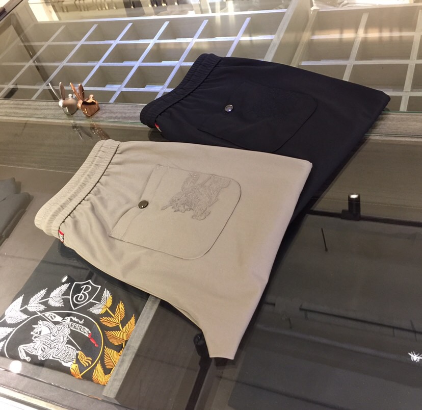 NO:136136,B Family 2025 summer new model. Production from OEM. Elastic waist casual pants. Custom imported top-grade lightweight mercerized cotton fabric blend. Good comfort. The upper body has no sense of restraint. High-end style, the upper body shows slender legs. It is definitely a rare good product. Black/khaki!  Size 29~3837. (Model/125 catties wear 30), alexander wang19860909B家2025夏季新款.代工厂出品.松紧腰休闲裤 定制进口顶级轻薄丝光棉面料混纺.舒适度佳.上身毫无束缚感.高版型、上身显腿修长.绝对是不可多得的好货.黑色/卡其色！尺码29～3837.（模特/125斤穿30）,,alexander wang,Men's clothing