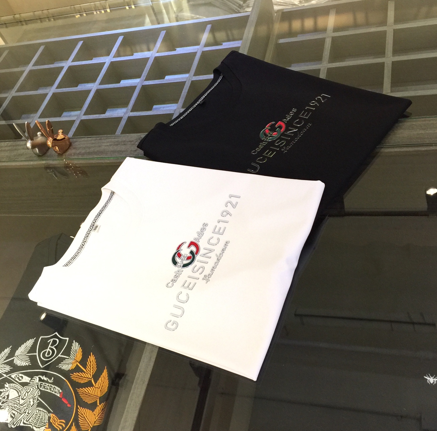 NO:136138,GH’s 2025 summer new product, instantly kill all versions!  Classic, fashionable, versatile round neck short sleeves, and a beautifully heavy-worked logo design on the chest!  Customized mulberry silk ten-silk super soft fabric. Basic base shirts are indispensable for men's wardrobes. They can be matched with various clothing anytime and anywhere to meet your daily needs. The fabrics and factories we choose are all used by first-tier brands, so we recommend buying them!  Black/white!  Size M~XXXL (model/125 catties wear M), gucci, T-shirt, alexander wang19860909G家2025夏季新品 秒杀一切版本！经典时尚百搭圆领短袖 胸前重工精美Logo设计！订制桑蚕丝天丝超柔软面料 男人的衣柜都少不了基础打底衫 随时随地都可以拿来搭配各种服饰 满足您日常生活需求.我们所选择的面料及工厂都是一线品牌所使用的,推荐入手！黑色/白色！尺码M～XXXL（模特/125斤穿M）,,gucci,T-shirt,alexander wang,Men's clothing