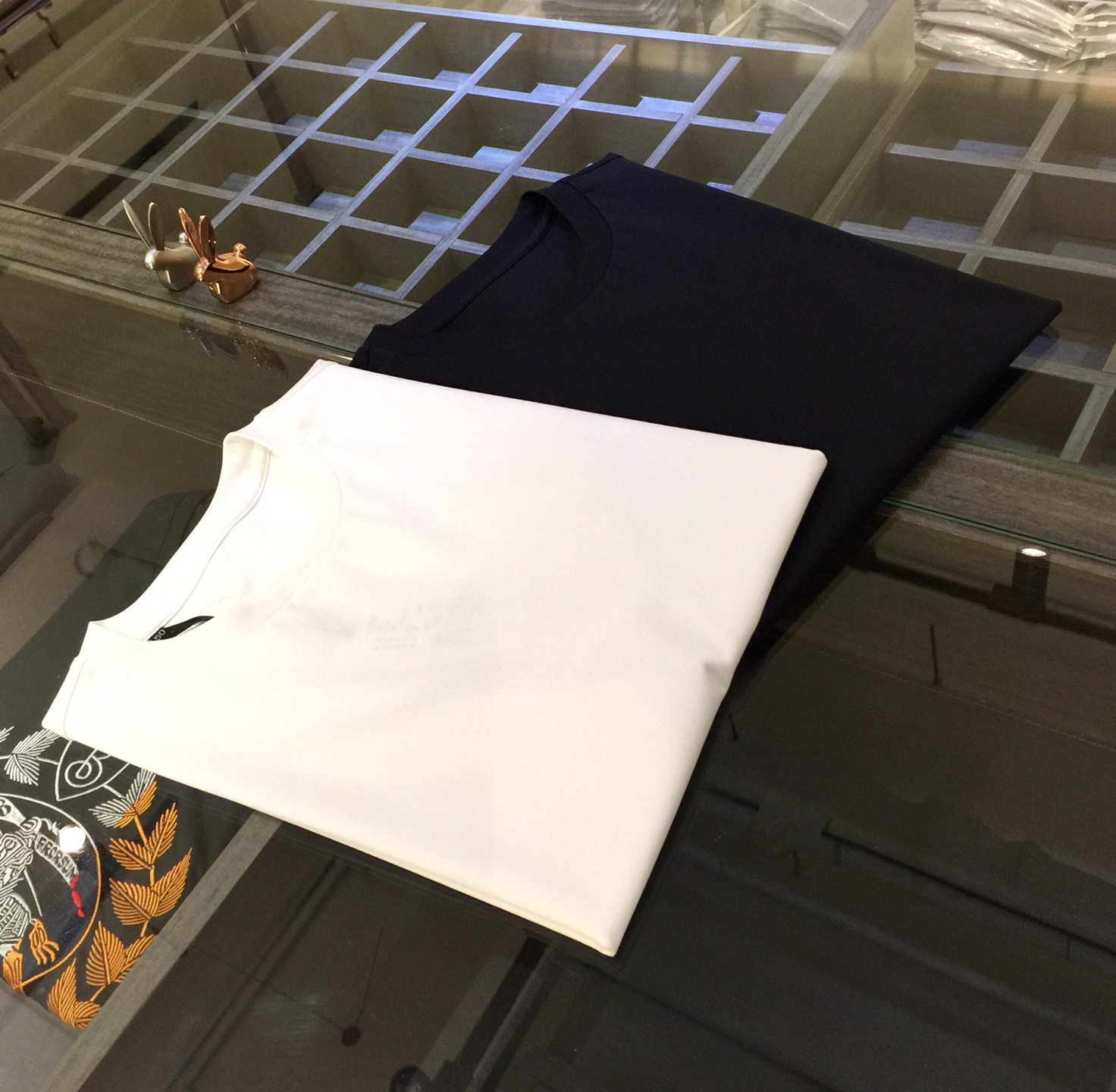 NO:136140,The gospel of the fat brother of LP family is recommended!  The latest series of 2025AW, versatile commuting to work, elegant design, a must-have for business elites, using tensile long velvet cotton-length foot fabric, Wen Ru soft, delicate and soft, the upper body is naturally comfortable, round neck business casual slim fit style, can be worn during business or leisure, exquisite logo design at the hem!  It highlights the overall styling and body-slimming feeling. The overall craftsmanship line is really impeccable. This round-neck fashion all adds points to urban fashion people and has a more gentlemanly charm!  Black/white!  Size M~4XL (model/125 catties wear M), loro piana, alexander wang19860909LP家胖哥哥福音重磅推荐！2025AW最新系列 上班通勤百搭 富于优雅的设计感 商务精英必备 采用天丝长绒棉齐脚面料 温儒柔软 细腻柔软 上身自然是舒适 圆领商务休闲修身款 无论是商务还是休闲时候都可穿搭 下摆处精美logo设计！非常的凸显整体的造型感以及修身上身感 整体的工艺车线真的是无可挑剔的 这样的一款圆领时装 无不为都市时尚人士加分 更加的绅士韵味十足范！黑色/白色！尺码M～4XL（模特/125斤穿M）,,loro piana,alexander wang,Men's clothing