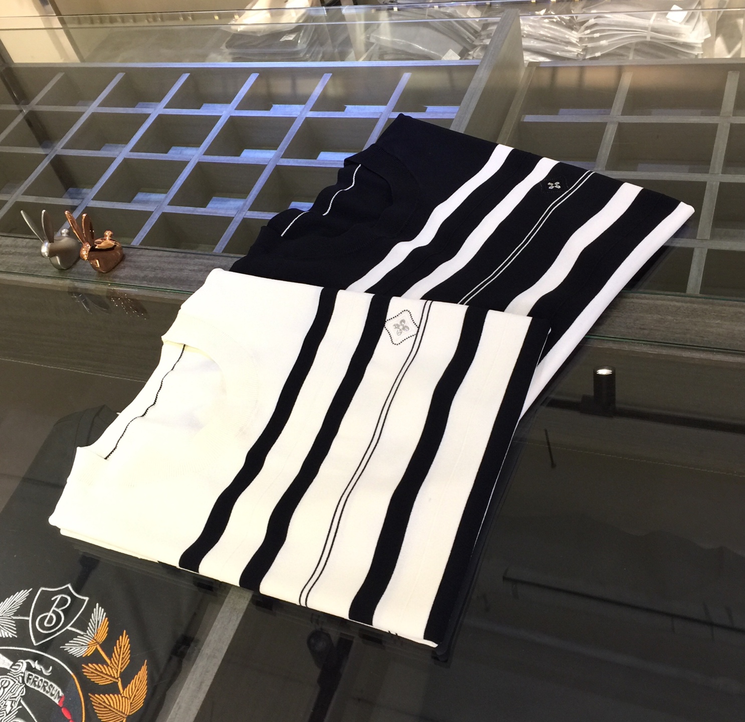 NO:136144,Lujia 2025 company original order, high-end and high-end!  Round neck stripes integrated molding design!  The second-generation UV-resistant Yilite that is a must-have for fabric control!  Breathable fabric!  Endless craftsmanship!  Smooth, cool, breathable, you can't forget it once you wear it!  Yilitian wood silk, light luxury upstart fabric, imported viscose fiber!  Imported viscose fiber fabric!  It comes from natural wood extraction to ensure natural skin-friendly and healthy. It is a high-end technological fabric with a series of advantages such as silky, elasticity, breathability, soft drooping, etc.!  Combined with nylon fiber, it brings a good sense of silky and drooping!  Absolutely high-end fabric!  Highly recommended!  Black/white!  Size M~XXXL (model/125 catties wear M), louis vuitton,louis vuitton,alexander wang19860909驴家2025公司原版订单 高端上档次！圆领条纹一体成型设计！面料控必入的二代抗紫外线伊力特！会呼吸的面料！无边工艺！光滑凉爽、透气,一穿便无法忘怀！伊力特天木丝 轻奢新贵面料 进口粘胶纤维！进口粘胶纤维面料！来自天然木材提取,确保天然亲肤健康,是一种高端的科技面料,上身具有丝滑,Q弹,透气,柔软垂坠等一系列优点！结合锦纶纤维,带来很好的丝滑感和垂顺感！绝对的高档次面料！强烈推荐！黑色/白色！尺码M～XXXL（模特/125斤穿M）,,louis vuitton,louis vuitton,alexander wang,Men's clothing