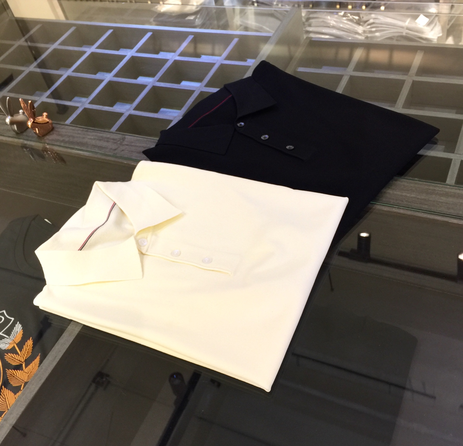 NO:136145,TB Home 2025 company original order, high-end and high-end!  Lapel design!  Yilit, a must-have fabric control!  Breathable fabric!  Endless craftsmanship!  The touch is soft, smooth, cool and breathable, and you can't forget it once you wear it!  Yilitian wood silk, light luxury upstart fabric, imported viscose fiber!  Imported viscose fiber fabric!  It comes from natural wood extraction to ensure natural skin-friendly and healthy. It is a high-end technological fabric with a series of advantages such as silky, elasticity, breathability, soft drooping, etc.!  Combined with nylon fiber, it brings a good sense of silky and drooping!  Absolutely high-end fabric!  Highly recommended!  Black/Beige!  Size M~XXXL (model/125 catties wear M), alexander wang19860909TB家2025公司原版订单 高端上档次！翻领设计！面料控必入的伊力特！会呼吸的面料！无边工艺！手感柔软、光滑凉爽、透气,一穿便无法忘怀！伊力特天木丝 轻奢新贵面料 进口粘胶纤维！进口粘胶纤维面料！来自天然木材提取,确保天然亲肤健康,是一种高端的科技面料,上身具有丝滑,Q弹,透气,柔软垂坠等一系列优点！结合锦纶纤维,带来很好的丝滑感和垂顺感！绝对的高档次面料！强烈推荐！黑色/米白色！尺码M～XXXL（模特/125斤穿M）,,alexander wang,Men's clothing