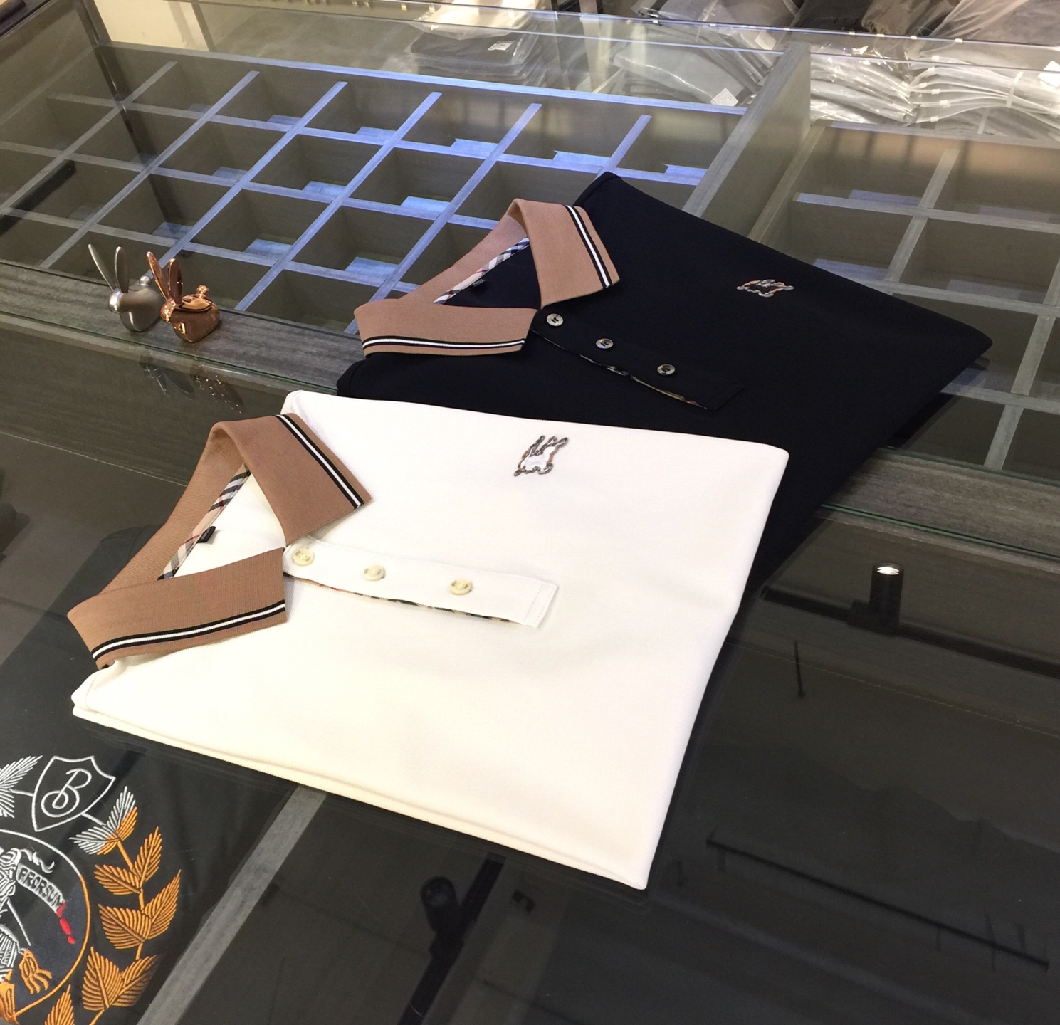 NO:136147,B Family's latest summer series in 2025, versatile commuting to work, elegant design, a must-have for business elites, using mercerized bead floor cotton blend fabric, Wen Ru soft, delicate and soft, the upper body is naturally comfortable, lapel business casual slim fit style, can be worn in both business and leisure!  It highlights the overall styling and body-slimming feeling. The overall craftsmanship line is really impeccable. This kind of lapel fashion adds points to urban fashion people and has a more gentlemanly charm!  Black/beige!  Size M~XXXL (model/125 catties wear M), alexander wang19860909B家2025夏季最新系列 上班通勤百搭 富于优雅的设计感 商务精英必备 采用丝光珠地棉混纺面料 温儒柔软 细腻柔软 上身自然是舒适 翻领商务休闲修身款 无论是商务还是休闲时候都可穿搭！非常的凸显整体的造型感以及修身上身感 整体的工艺车线真的是无可挑剔的 这样的一款翻领时装 无不为都市时尚人士加分 更加的绅士韵味十足范！黑色/米色！尺码M～XXXL（模特/125斤穿M）,,alexander wang,Men's clothing