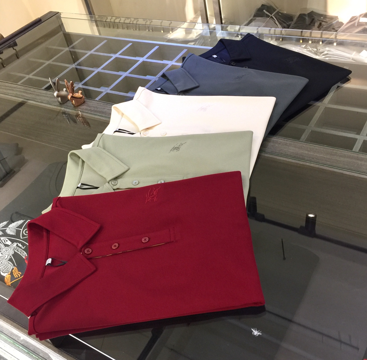 NO:136150,B Family 2025 summer new product, instantly kill all versions!  Classic and fashionable versatile lapel short sleeves, customized ice-sensing beaded mercerized cotton fabric, soft and delicate fabric, and delicate three-dimensional human-horse embroidery logo design on the chest!  Basic base shirts are indispensable for men's wardrobe. They can be matched with various clothing anytime and anywhere to meet your daily needs. The fabrics and factories we choose are all used by first-tier brands, so we recommend buying them!  Black/dark green/beige/light green/red!  Size M~XXXL (model/125 catties wear M), T-shirt, alexander wang19860909B家2025夏季新品 秒杀一切版本！经典时尚百搭翻领短袖 订制冰感珠地丝光棉面料 面料柔软细腻 胸前精细立体人马刺绣Logo设计！男人的衣柜都少不了基础打底衫 随时随地都可以拿来搭配各种服饰 满足您日常生活需求.我们所选择的面料及工厂都是一线品牌所使用的,推荐入手！黑色/暗绿色/米黄色/淡绿色/红色！尺码M～XXXL（模特/125斤穿M）,,T-shirt,alexander wang,Men's clothing