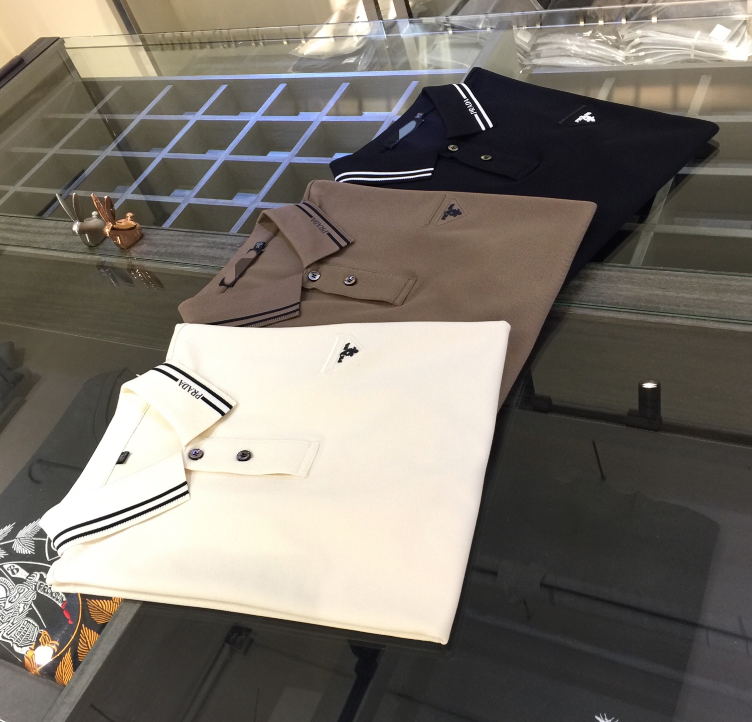 NO:136153,Pjia’s latest summer series in 2025, high-quality boutique, versatile commuting to work, elegant design, a must-have for business elites, using mercerized bead floor cotton blend fabric, Wen Ru soft, delicate and soft, the upper body is naturally comfortable, lapel business casual slim fit style, can be worn in both business and leisure!  It highlights the overall styling and body-slimming feeling. The overall craftsmanship line is really impeccable. This kind of lapel fashion adds points to urban fashion people and has a more gentlemanly charm!  Black/Coffee/Beige!  Size M~XXXL (model/125 catties wear M), alexander wang19860909P家2025夏季最新系列 高品质精品 上班通勤百搭 富于优雅的设计感 商务精英必备 采用丝光珠地棉混纺面料 温儒柔软 细腻柔软 上身自然是舒适 翻领商务休闲修身款 无论是商务还是休闲时候都可穿搭！非常的凸显整体的造型感以及修身上身感 整体的工艺车线真的是无可挑剔的 这样的一款翻领时装 无不为都市时尚人士加分 更加的绅士韵味十足范！黑色/咖色/米色！尺码M～XXXL（模特/125斤穿M）,,alexander wang,Men's clothing