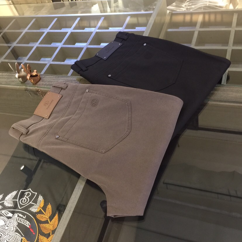 NO:136165,Ajia’s new summer model for 2025 creates a refreshing modern STAY. It is refreshing and neat, giving you a full sense of vitality and fashion. The upper body effect is very good. It uses imported tannin blend fabric. It feels comfortable to feel and exquisitely crafted. The thread is fine and well-proportioned. The slim fit style is cut. The simple and atmospheric model is the best product for all occasions!  Black/grey brown!  Size 29~3837. (Model/125 catties wear 30), alexander wang19860909A家2025夏季新款,打造出清爽的摩登STAY 清爽、利落感 让你活力时尚感十足范 上身效果非常的棒 采用进口丹宁混纺面料.手感舒适,做工精湛 走线细密匀称 修身版型剪裁 简约大气款 能胜任各种场合的最佳强货！黑色/灰咖色！尺码29～3837.（模特/125斤穿30）,,alexander wang,Men's clothing