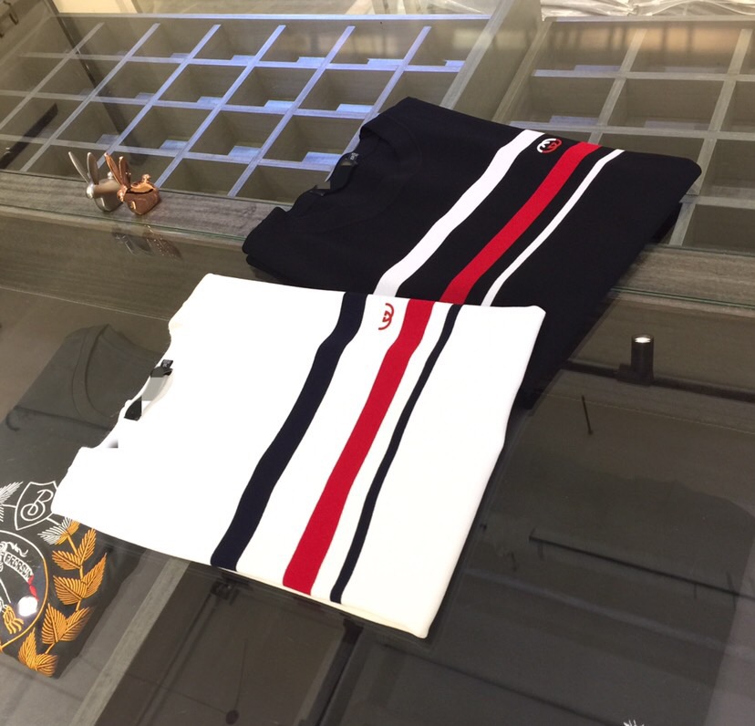 NO:136168,GH 2025 company original order, high-end and high-end!  Round neck stripes integrated molding design!  The second-generation UV-resistant Yilite that is a must-have for fabric control!  Breathable fabric!  Endless craftsmanship!  Smooth, cool, breathable, you can't forget it once you wear it!  Yilitian wood silk, light luxury upstart fabric, imported viscose fiber!  Imported viscose fiber fabric!  It comes from natural wood extraction to ensure natural skin-friendly and healthy. It is a high-end technological fabric with a series of advantages such as silky, elasticity, breathability, soft drooping, etc.!  Combined with nylon fiber, it brings a good sense of silky and drooping!  Absolutely high-end fabric!  Highly recommended!  Black/white!  Size M~XXXL (model/125 catties wear M), gucci, alexander wang19860909G家2025公司原版订单 高端上档次！圆领条纹一体成型设计！面料控必入的二代抗紫外线伊力特！会呼吸的面料！无边工艺！光滑凉爽、透气,一穿便无法忘怀！伊力特天木丝 轻奢新贵面料 进口粘胶纤维！进口粘胶纤维面料！来自天然木材提取,确保天然亲肤健康,是一种高端的科技面料,上身具有丝滑,Q弹,透气,柔软垂坠等一系列优点！结合锦纶纤维,带来很好的丝滑感和垂顺感！绝对的高档次面料！强烈推荐！黑色/白色！尺码M～XXXL（模特/125斤穿M）,,gucci,alexander wang,Men's clothing