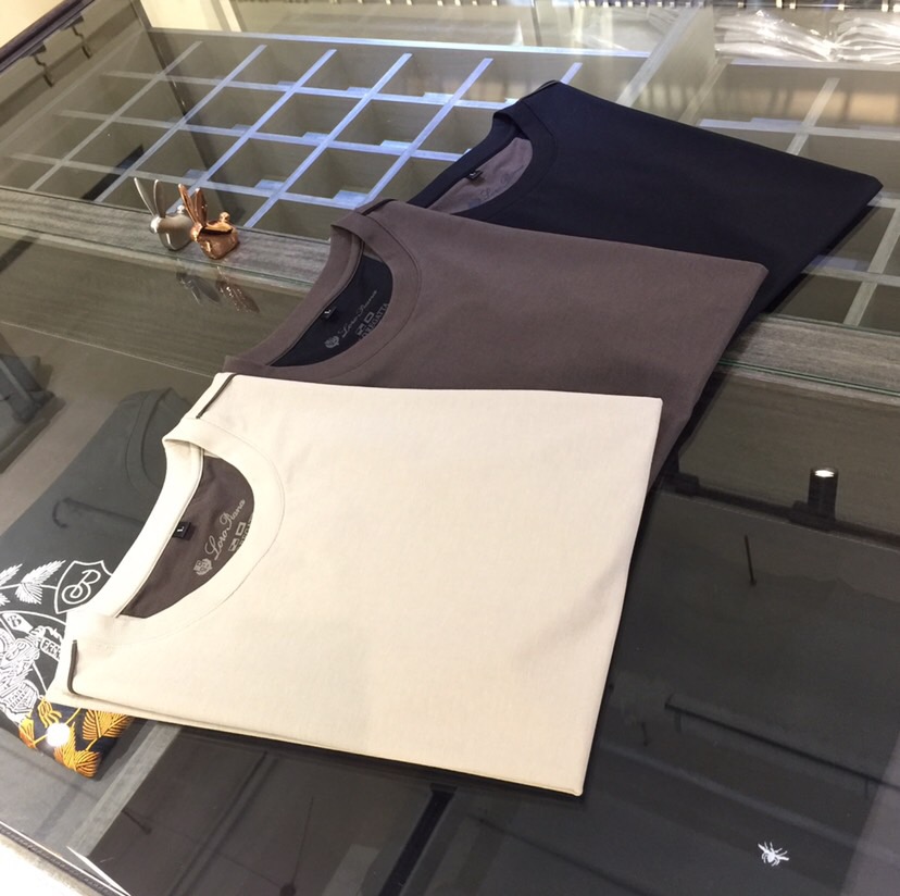 NO:136171,LP Fat Brother Gospel Summer New Product, Classic and Fashionable Round Neck Half-Sleeve Shirt, Ordered Mercerized Cotton-Line Blend Fabric, Soft and Delicate, Fine Threaded Splicing!  Basic base shirts are indispensable for men's wardrobes. They can be matched with various clothing anytime and anywhere to meet your daily needs. The fabrics and factories we choose are all used by first-tier brands, and the clothes are designed very atmospheric and fashionable and high-end goods!  Dears, hurry up and buy it!  Black/Clay/Card color!  Size M~4XL (model/125 catties wear M), loro piana, alexander wang19860909LP家胖哥哥福音夏季新品 经典时尚百搭圆领半袖衫 订织丝光棉麻混纺面料 面料柔软细腻 精细螺纹拼接！男人的衣柜都少不了基础打底衫 随时随地都可以拿来搭配各种服饰 满足您日常生活需求.我们所选择的面料及工厂都是一线品牌所使用的,衣服设计非常的大气时尚 高档货物！亲们赶紧入手！黑色/咖色/卡色！尺码M～4XL（模特/125斤穿M）,,loro piana,alexander wang,Men's clothing