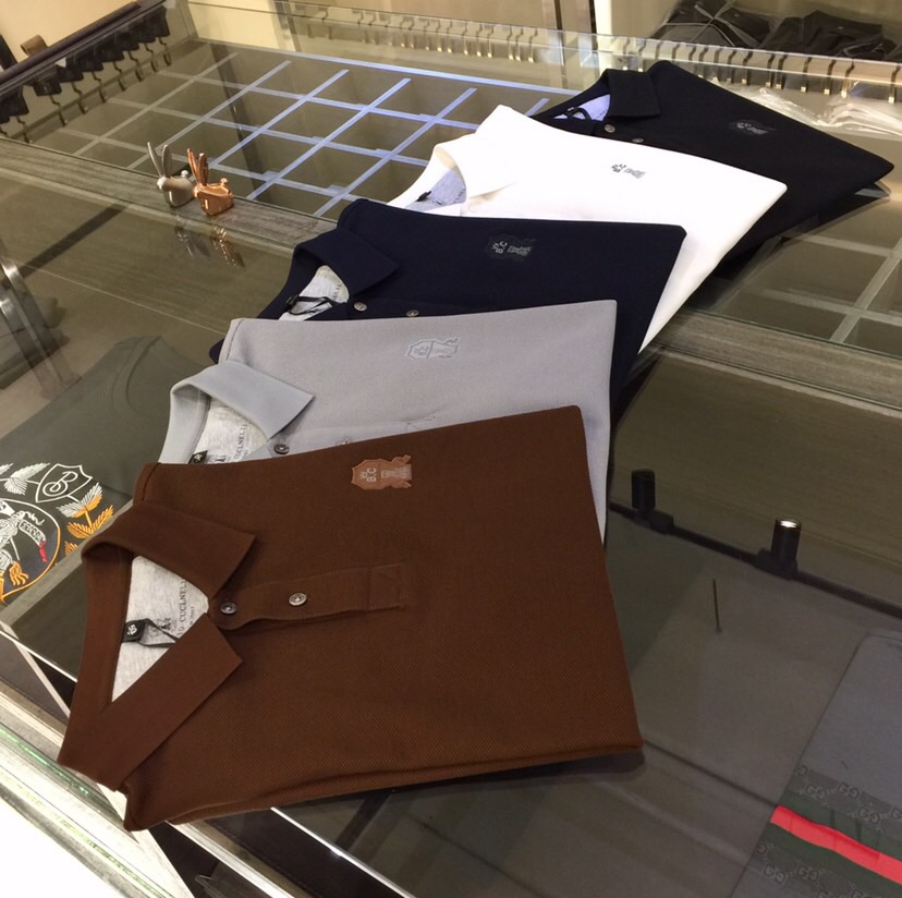 NO:136149,The latest summer series of BC Fat Brother Gospel, versatile commuting to work, elegant design, a must-have for business elites, made of mulberry silk and mercerized bead floor cotton blend fabric Wen Ru soft, delicate and soft, the upper body is naturally comfortable, lapel business casual slim fit style, you can wear it in both business and leisure!  It highlights the overall styling and body-slimming feeling. The overall craftsmanship line is really impeccable. This kind of lapel fashion adds points to urban fashion people and has a more gentlemanly charm!  Black/white/dark blue/grey/coffee!  Size M~4XL (model/125 catties wear M), chanel, alexander wang19860909BC家胖哥哥福音夏季最新系列 上班通勤百搭 富于优雅的设计感 商务精英必备 采用桑蚕丝、丝光珠地棉混纺面料 温儒柔软 细腻柔软 上身自然是舒适 翻领商务休闲修身款 无论是商务还是休闲时候都可穿搭！非常的凸显整体的造型感以及修身上身感 整体的工艺车线真的是无可挑剔的 这样的一款翻领时装 无不为都市时尚人士加分 更加的绅士韵味十足范！黑色/白色/深蓝色/灰色/咖色！尺码M～4XL（模特/125斤穿M）,,chanel,alexander wang,Men's clothing