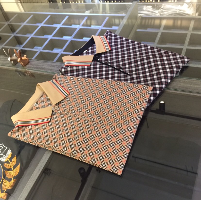 NO:136155,B Home 2025 summer new product, high-end customization, the most classic and versatile and handsome lapel shirt, symmetrical digital plaid design!  The consistent good style can express the male body neatly and capable. Custom mercerized cotton blend fabric imported from Italy is soft and silky, delicate, and super comfortable on the upper body!  It is still the OEM level of a large manufacturer, and all turning workers, edge handling and routing are demanding perfection!  Simple and generous, the upper body is very fashionable, young and concise!  !  This top-quality praise is elegant gentlemanly style!  Black/khaki!  Size M~XXXL (model/125 catties wear M), alexander wang19860909B家2025夏季新品 高级定制 最经典百搭帅气翻领衫 对称数码格纹设计！一贯的好版型 可以将男性的体态表现的利落而干练 意大利进口定制丝光棉混纺面料 柔顺丝滑 手感细腻 上身超级舒服！依旧是大厂的代工水平,所有车工、包边、走线都苛求完美！简单大方 上身非常时尚、年轻、简练精神！！此款上品的赞誉 雅致的绅士风格！黑色/卡其色！尺码M～XXXL（模特/125斤穿M）,,alexander wang,Men's clothing