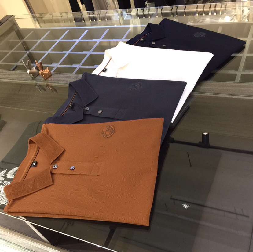 NO:136158,The latest series of the gospel of the fat brother in the family in the summer, versatile commuting to work, elegant design, a must-have for business elites, using mercerized bead floor cotton blend fabric, Wen Ru soft, delicate and soft, the upper body is naturally comfortable, lapel business casual slim fit style, you can wear it in both business and leisure!  It highlights the overall styling and body-slimming feeling. The overall craftsmanship line is really impeccable. This kind of lapel fashion adds points to urban fashion people and has a more gentlemanly charm!  Dark blue/white/grey/brown!  Size M~4XL (model/125 catties wear M), loro piana, alexander wang19860909LP家胖哥哥福音夏季最新系列 上班通勤百搭 富于优雅的设计感 商务精英必备 采用丝光珠地棉混纺面料 温儒柔软 细腻柔软 上身自然是舒适 翻领商务休闲修身款 无论是商务还是休闲时候都可穿搭！非常的凸显整体的造型感以及修身上身感 整体的工艺车线真的是无可挑剔的 这样的一款翻领时装 无不为都市时尚人士加分 更加的绅士韵味十足范！深蓝色/白色/灰色/棕色！尺码M～4XL（模特/125斤穿M）,,loro piana,alexander wang,Men's clothing