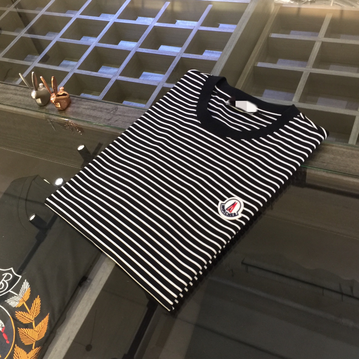 NO:136161,Mo's high-end products!  2025 summer wear new round neck shirt, a brand new concept, a boutique work of fashion tycoon, adopting the top integrated molding stripe craftsmanship, and the fabric is made of top mercerized cotton fabric!  The delicate and smooth texture makes people feel comfortable. Highly recommended. And you can't see such a style outside at all!  It is definitely an eye-catching model that cannot be missed. It shows its fashion charm and style. It is perfectly matched in terms of color and style. Size M~XXXL (model/jin wear M), alexander wang19860909Mo家高端产物！2025夏装新品圆领衫 全新的概念 时尚大鳄的精品之作,采用最顶尖一体成型条纹工艺 面料采用顶级丝光棉面料！ 细腻柔滑的质感 让人倍感舒适 强烈推荐 而且外面您是根本看不到这样的款式的！绝对是不容错过的吸睛款 尽显时尚魅力风尚不管是从色系还是款式上都是完美搭配.尺码M～XXXL（模特/斤穿M）,,alexander wang,Men's clothing