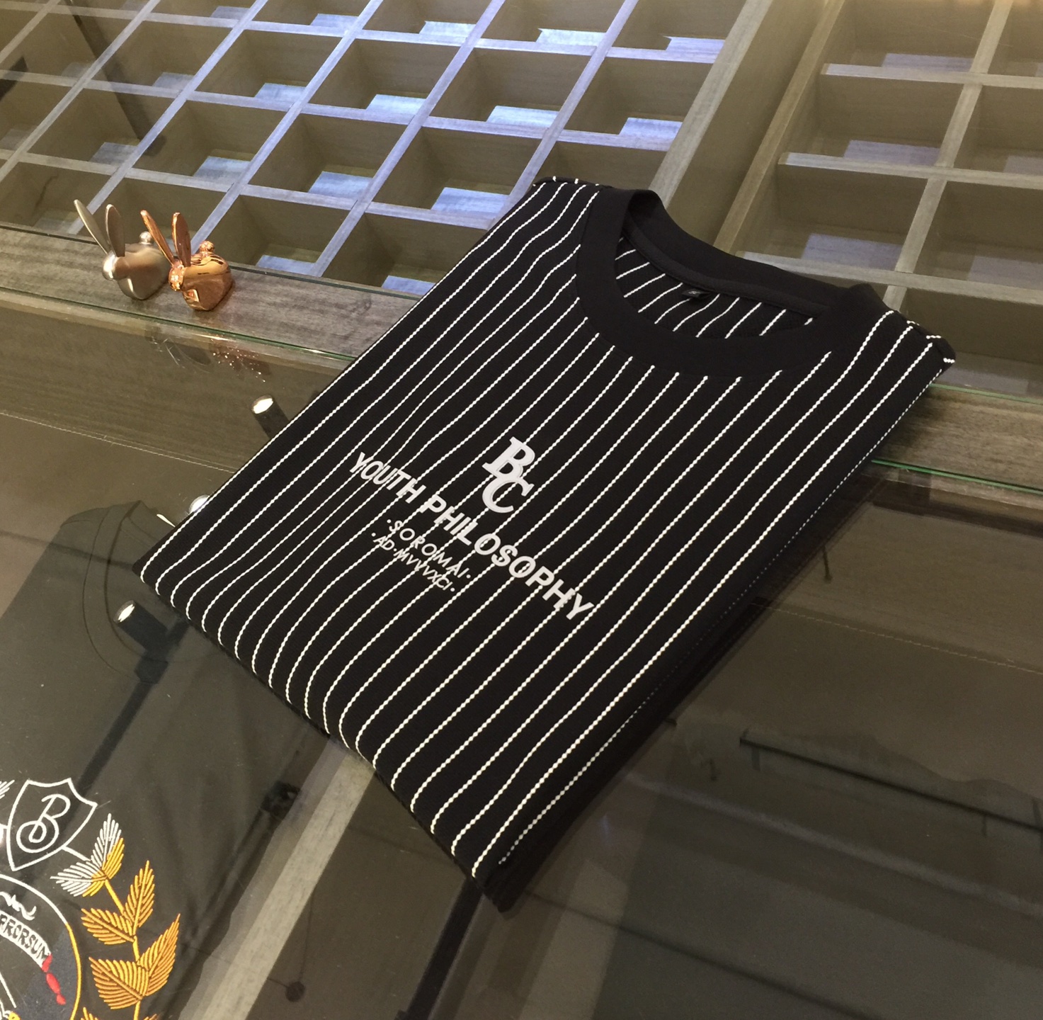 NO:136164,BC Home's latest short-sleeved round neck shirt in summer 2025!  New vertical striped high-end crocheted honeycomb fabric, breathable, comfortable, delicate and soft, all original customized products, and collar threaded crocheted technology!  High-end quality!  High-quality shipment, fashionable and stylish upper body!  Size M~XXXL (model/125 catties wear M), chanel, T-shirt, alexander wang19860909BC家2025夏季最新发布短袖圆领衫！全新竖条纹高档钩织蜂窝状面料,透气舒适细腻柔软,面料,辅料全部原版定制出品,领部螺纹钩织工艺！品质高端！高品质出货,上身时尚有型！尺码M～XXXL（模特/125斤穿M）,,chanel,T-shirt,alexander wang,Men's clothing