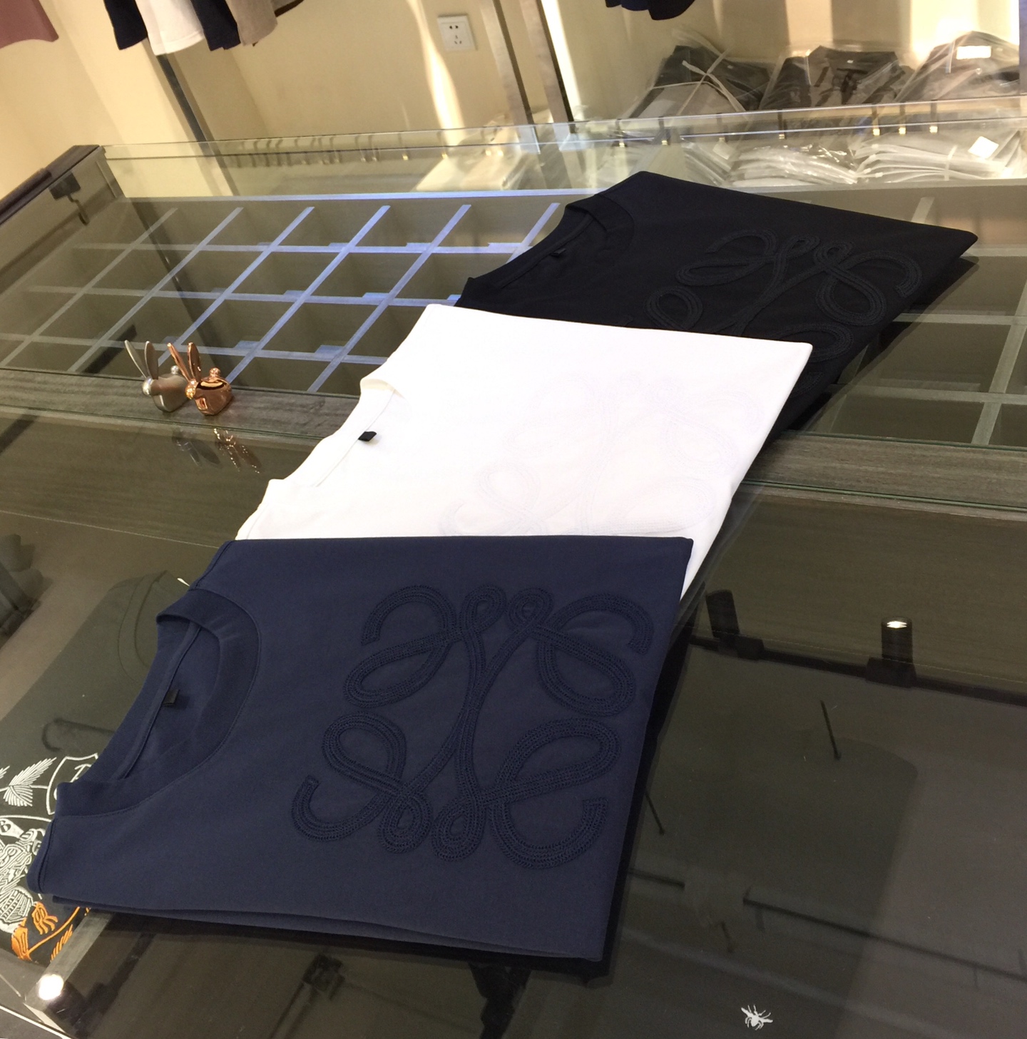 NO:136170,The new summer product of the Fat Brother Luo family, a classic and fashionable versatile round neck, a small half-sleeved shirt, a woven European cotton fabric, and a delicate three-dimensional embroidery craftsmanship logo design on the chest!  Imported original double-strand yarn, the fabric is soft and delicate, and basic base shirts are indispensable in men's wardrobe. They can be matched with various clothing anytime and anywhere to meet your daily life needs. The fabrics and factories we choose are all used by first-tier brands, and the clothes are very simple and low-key. Dears, buy them quickly!  Black/white/blue!  Size M~4XL (model/125 catties wear M), loewe, alexander wang19860909罗家胖哥哥福音夏季新品 经典时尚百搭圆领微扩半袖衫 订织欧棉面料 胸前精致立体刺绣工艺Logo设计！进口原版双股纱线 面料柔软细腻 男人的衣柜都少不了基础打底衫 随时随地都可以拿来搭配各种服饰 满足您日常生活需求.我们所选择的面料及工厂都是一线品牌所使用的,衣服设计非常的简洁 很是低调的设计 亲们赶紧入手！黑色/白色/兰色！尺码M～4XL（模特/125斤穿M）,,loewe,alexander wang,Men's clothing