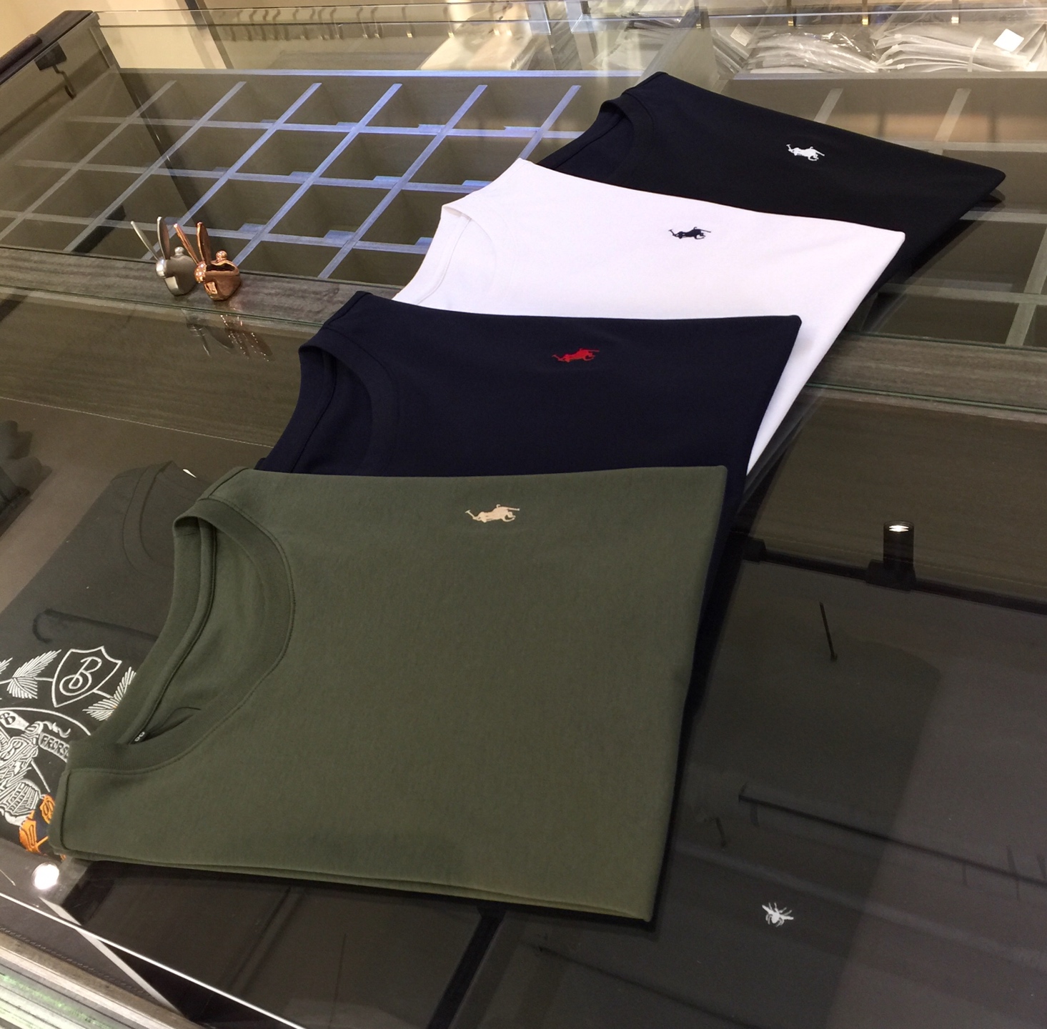 NO:136173,The Gospel of Fat Brother Raf in summer is a new product that instantly kills all versions!  Classic and fashionable versatile round neck short sleeves, exquisite three-dimensional stunning horse logo embroidery design on the chest!  Customized mulberry silk ten-silk super soft fabric. Basic base shirts are indispensable for men's wardrobes. They can be matched with various clothing anytime and anywhere to meet your daily needs. The fabrics and factories we choose are all used by first-tier brands, so we recommend buying them!  Black/white/dark blue/army green!  Size M~4XL (model/125 catties wear M), T-shirt, alexander wang19860909拉夫胖哥哥福音夏季新品 秒杀一切版本！经典时尚百搭圆领短袖 胸前精美立体人马Logo刺绣设计！订制桑蚕丝天丝超柔软面料 男人的衣柜都少不了基础打底衫 随时随地都可以拿来搭配各种服饰 满足您日常生活需求.我们所选择的面料及工厂都是一线品牌所使用的,推荐入手！黑色/白色/深蓝色/军绿色！尺码M～4XL（模特/125斤穿M）,,T-shirt,alexander wang,Men's clothing