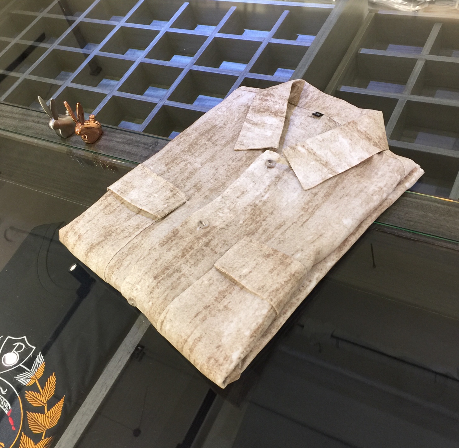 NO:136148,Ajia 2025 summer new shirts are available at the same time as the counters. Customers provide top-quality original special craftsmanship Tianshi cotton and linen fabrics, light and breathable, delicate texture, super soft and skin-friendly and touch-like!  Minimalist Chinese style collar style!  The tailoring is a trendy slim fit, absolutely a crisp and handsome fit!  It can be seen from the locking needle that it is absolutely produced by large manufacturers. This density of sewing technology can only be made by top factories!  Details are absolutely meticulous!  Highly recommended, and you can't see such a style outside at all!  Size M~XXXL (model 175/125 catties wear M), Shirts,alexander wang19860909A家2025夏季新品衬衫 专柜同步发售 客供顶级原版特殊工艺天丝棉麻面料 轻薄透气 质感细腻 超柔软亲肤触感！极简主义中国风领型！剪裁属于潮流修身装 绝对挺括帅气的合体型！从锁针可以看出 绝对大厂代工出品 这种密度的缝制工艺 只有顶级工厂才能制成！对待细节处理绝对是一丝不苟！强烈推荐 而且外面您是根本看不到这样的款式的！尺码M～XXXL（模特175/125斤穿M）,,shirts,alexander wang,Men's clothing