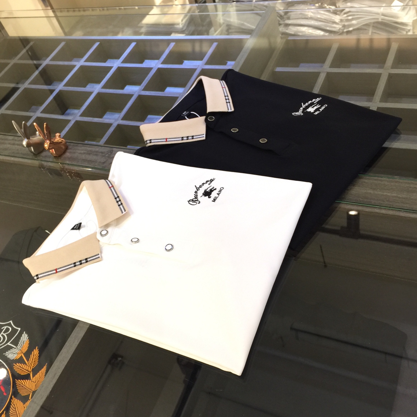 NO:136151,B Family's latest summer series in 2025, versatile commuting to work, elegant design, a must-have for business elites, using mercerized bead floor cotton blend fabric, Wen Ru soft, delicate and soft, the upper body is naturally comfortable, lapel business casual slim fit style, can be worn in both business and leisure!  It highlights the overall styling and body-slimming feeling. The overall craftsmanship line is really impeccable. This kind of lapel fashion adds points to urban fashion people and has a more gentlemanly charm!  Black/white!  Size M~XXXL (model/125 catties wear M), alexander wang19860909B家2025夏季最新系列 上班通勤百搭 富于优雅的设计感 商务精英必备 采用丝光珠地棉混纺面料 温儒柔软 细腻柔软 上身自然是舒适 翻领商务休闲修身款 无论是商务还是休闲时候都可穿搭！非常的凸显整体的造型感以及修身上身感 整体的工艺车线真的是无可挑剔的 这样的一款翻领时装 无不为都市时尚人士加分 更加的绅士韵味十足范！黑色/白色！尺码M～XXXL（模特/125斤穿M）,,alexander wang,Men's clothing