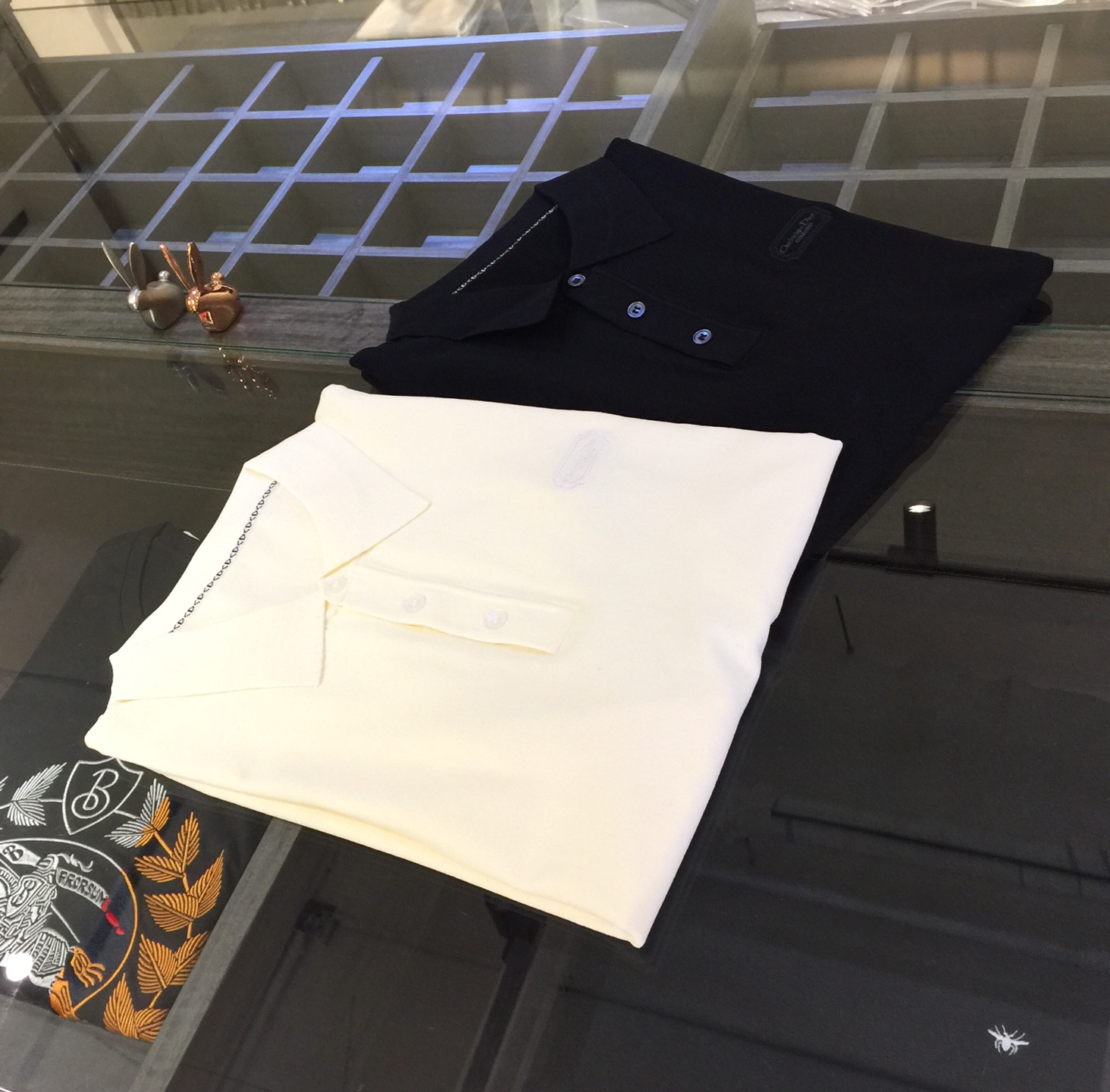 NO:136154,Dijia’s important recommendation!  The latest series of 2025AW, versatile commuting at work, elegant design, a must-have for business elites!  Use high-weight mulberry silk Yilit blended knitted foot cloth fabric!  Wen Ru is soft, delicate and soft, and the upper body is naturally comfortable. The lapel is a business casual slim fit. It can be worn in both business and leisure, which highlights the overall styling and slim body feel. The overall craftsmanship line is really impeccable. This kind of fashion adds points to urban fashion people and has a more gentlemanly charm!  Black/white!  Size M~XXXL (model 175/125 catties wear M), dior, alexander wang19860909迪家重磅推荐！2025AW最新系列 上班通勤百搭 富于优雅的设计感 商务精英必备！采用高克重桑蚕丝伊力特混纺针织起脚布面料！温儒柔软 细腻柔软 上身自然是舒适 翻领商务休闲修身款 无论是商务还是休闲时候都可穿搭 非常的凸显整体的造型感以及修身上身感 整体的工艺车线真的是无可挑剔的 这样的一款时装 无不为都市时尚人士加分 更加的绅士韵味十足范！黑色/白色！尺码M～XXXL（模特175/125斤穿M）,,dior,alexander wang,Men's clothing