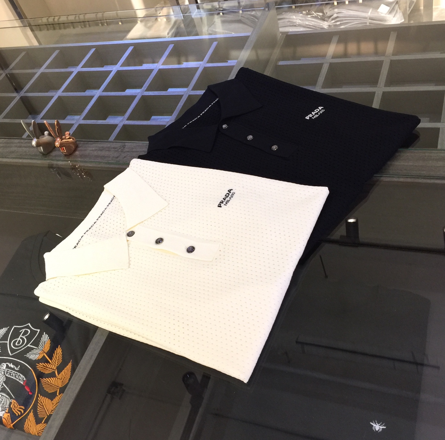 NO:136157,P home's major recommendation!  The latest series of 2025AW, versatile commuting at work, elegant design, a must-have for business elites!  Use high-weight mulberry silk Yilit blended knitted foot cloth fabric!  Wen Ru is soft, delicate and soft, and the upper body is naturally comfortable. The lapel is a business casual slim fit. It can be worn in both business and leisure, which highlights the overall styling and slim body feel. The overall craftsmanship line is really impeccable. This kind of fashion adds points to urban fashion people and has a more gentlemanly charm!  Black/white!  Size M~XXXL (model 175/125 catties wear M), alexander wang19860909P家重磅推荐！2025AW最新系列 上班通勤百搭 富于优雅的设计感 商务精英必备！采用高克重桑蚕丝伊力特混纺针织起脚布面料！温儒柔软 细腻柔软 上身自然是舒适 翻领商务休闲修身款 无论是商务还是休闲时候都可穿搭 非常的凸显整体的造型感以及修身上身感 整体的工艺车线真的是无可挑剔的 这样的一款时装 无不为都市时尚人士加分 更加的绅士韵味十足范！黑色/白色！尺码M～XXXL（模特175/125斤穿M）,,alexander wang,Men's clothing