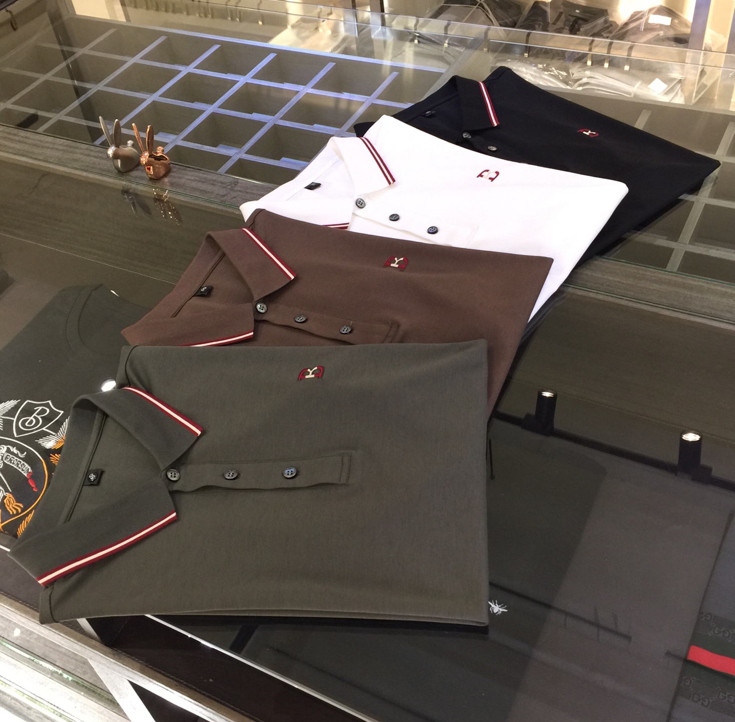 NO:136163,Recommended Gospel Products of Fat Brother B Family!  The latest series of 2025AW, versatile commuting at work, elegant design, a must-have for business elites, and a fine logo design on the chest!  It uses 120 mercerized cotton plain fabric with high gram weight. Wen Ru is soft, delicate and soft. The upper body is naturally comfortable. The lapel business casual slim fit can be worn both in business and leisure. It highlights the overall styling and slim body feel. The overall craftsmanship line is really impeccable. This kind of lapel fashion adds points to urban fashion people and has a more gentlemanly charm!  Black/white/coffee/dark green!  Size M~4XL (model 175/125 catties wear M), alexander wang19860909B家胖哥哥福音臻品推荐！2025AW最新系列 上班通勤百搭 富于优雅的设计感 商务精英必备 胸前精细Logo设计！采用高克重120支丝光棉平纹面料 温儒柔软 细腻柔软 上身自然是舒适 翻领商务休闲修身款 无论是商务还是休闲时候都可穿搭 非常的凸显整体的造型感以及修身上身感 整体的工艺车线真的是无可挑剔的 这样的一款翻领时装 无不为都市时尚人士加分 更加的绅士韵味十足范！黑色/白色/咖色/暗绿色！尺码M～4XL（模特175/125斤穿M）,,alexander wang,Men's clothing