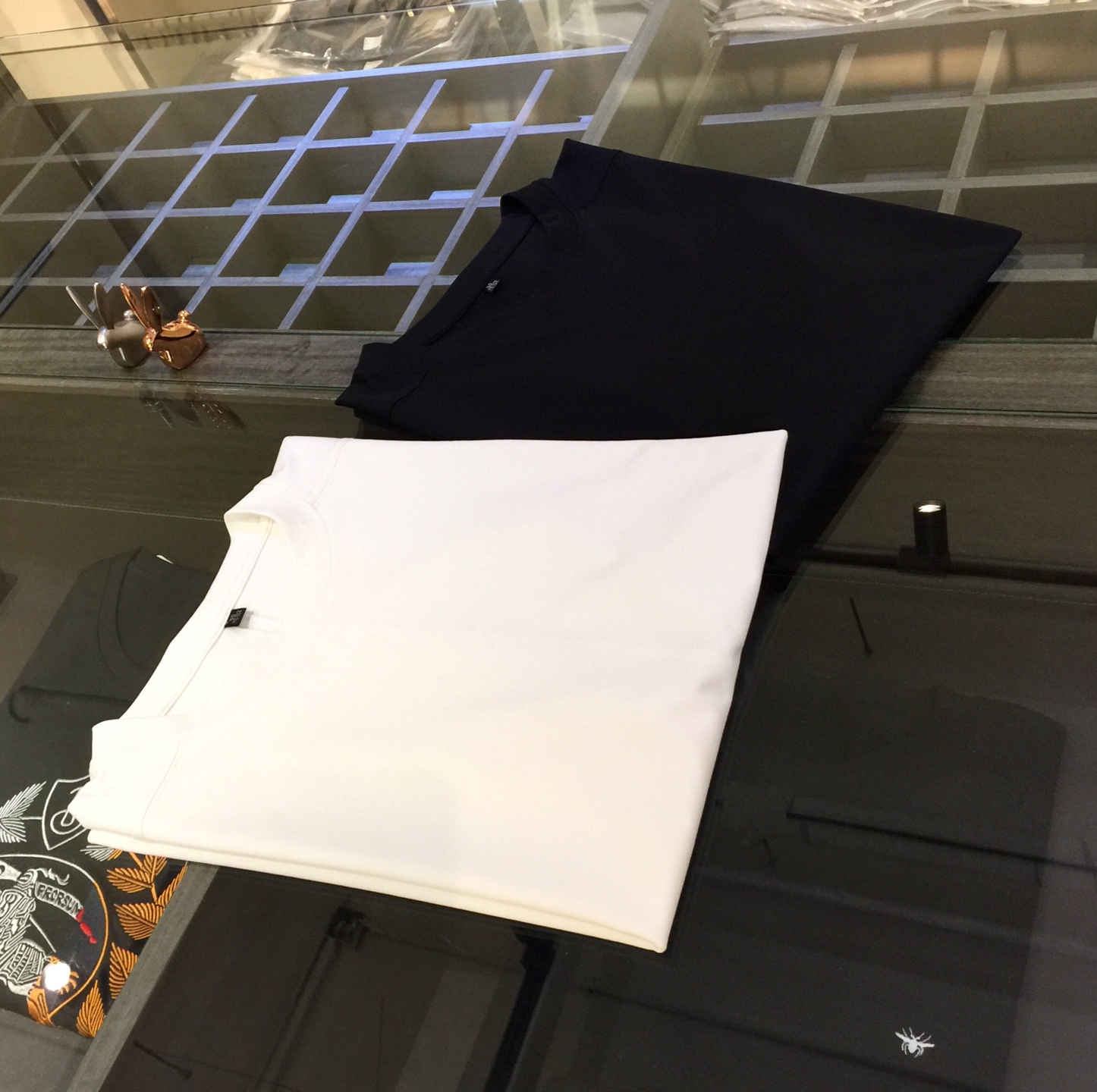 NO:511509,Dijia 2025 summer new product, instantly kill all versions!  Classic and fashionable versatile round neck short sleeves, contrasting colors and exquisite embroidered logo design at the hem!  Customized mulberry silk ten-silk super soft fabric. Basic base shirts are indispensable for men's wardrobes. They can be matched with various clothing anytime and anywhere to meet your daily needs. The fabrics and factories we choose are all used by first-tier brands, so we recommend buying them!  Black/white!  Size M~XXXL (model/125 catties wear M), dior, T-shirt, alexander wang19860909迪家2025夏季新品 秒杀一切版本！经典时尚百搭圆领短袖 下摆处撞色精美刺绣Logo设计！订制桑蚕丝天丝超柔软面料 男人的衣柜都少不了基础打底衫 随时随地都可以拿来搭配各种服饰 满足您日常生活需求.我们所选择的面料及工厂都是一线品牌所使用的,推荐入手！黑色/白色！尺码M～XXXL（模特/125斤穿M）,,dior,T-shirt,alexander wang,Men's clothing