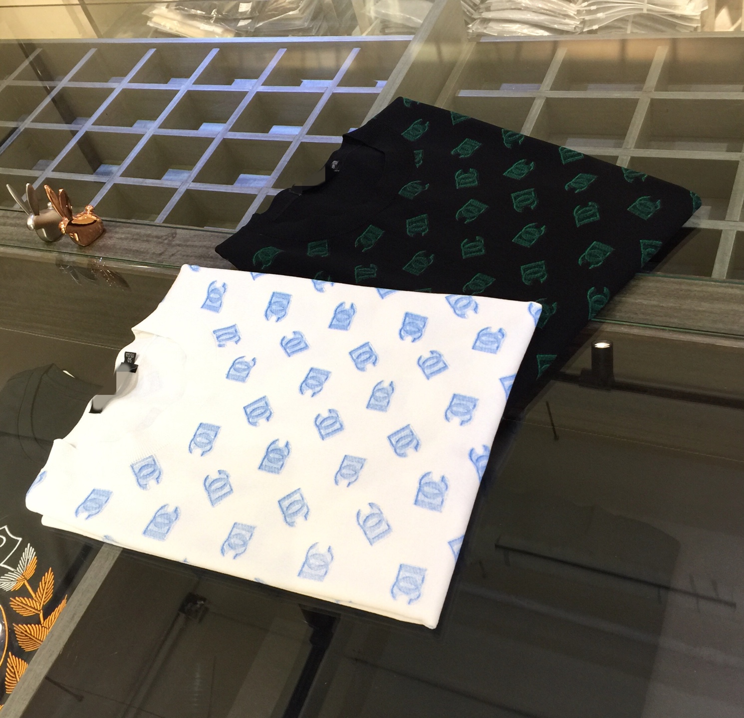 NO:511515,Djia 2025 company original order, high-end and high-end!  Round neck design!  Yilit, a must-have fabric control!  Breathable fabric!  Endless craftsmanship!  The touch is soft, smooth, cool and breathable, and you can't forget it once you wear it!  Yilitian wood silk, light luxury upstart fabric, imported viscose fiber!  Imported viscose fiber fabric!  It comes from natural wood extraction to ensure natural skin-friendly and healthy. It is a high-end technological fabric with a series of advantages such as silky, elastic, breathable, soft drooping, etc.!  Combined with nylon fiber, it brings a good sense of silky and drooping!  Absolutely high-end fabric!  Highly recommended!  Black/white!  Size M~XXXL (model/125 catties wear M), dior, alexander wang19860909D家2025公司原版订单 高端上档次！圆领设计！面料控必入的伊力特！会呼吸的面料！无边工艺！手感柔软、光滑凉爽、透气,一穿便无法忘怀！伊力特天木丝 轻奢新贵面料 进口粘胶纤维！进口粘胶纤维面料！来自天然木材提取,确保天然亲肤健康,是一种高端的科技面料,上身具有丝滑,q弹,透气,柔软垂坠等一系列优点！结合锦纶纤维,带来很好的丝滑感和垂顺感！绝对的高档次面料！强烈推荐！黑色/白色！尺码M～XXXL（模特/125斤穿M）,,dior,alexander wang,Men's clothing