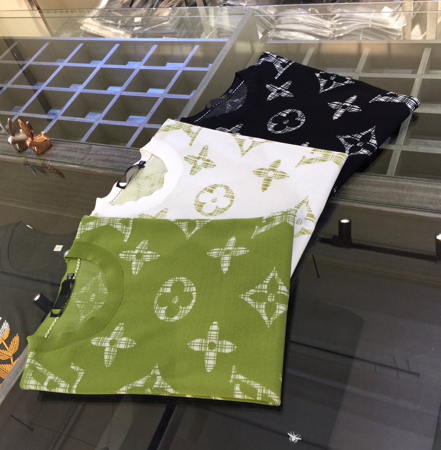 NO:511520,Lujia 2025 company original order, high-end and high-end!  Round neck design!  Yilit, a must-have fabric control!  Breathable fabric!  Endless craftsmanship!  The touch is soft, smooth, cool and breathable, and you can't forget it once you wear it!  Yilitian wood silk, light luxury upstart fabric, imported viscose fiber!  Imported viscose fiber fabric!  It comes from natural wood extraction to ensure natural skin-friendly and healthy. It is a high-end technological fabric with a series of advantages such as silky, elastic, breathable, soft drooping, etc.!  Combined with nylon fiber, it brings a good sense of silky and drooping!  Absolutely high-end fabric!  Highly recommended!  Black/white/green!  Size M~XXXL (model/125 catties wear M), louis vuitton,louis vuitton,alexander wang19860909驴家2025公司原版订单 高端上档次！圆领设计！面料控必入的伊力特！会呼吸的面料！无边工艺！手感柔软、光滑凉爽、透气,一穿便无法忘怀！伊力特天木丝 轻奢新贵面料 进口粘胶纤维！进口粘胶纤维面料！来自天然木材提取,确保天然亲肤健康,是一种高端的科技面料,上身具有丝滑,q弹,透气,柔软垂坠等一系列优点！结合锦纶纤维,带来很好的丝滑感和垂顺感！绝对的高档次面料！强烈推荐！黑色/白色/绿色！尺码M～XXXL（模特/125斤穿M）,,louis vuitton,louis vuitton,alexander wang,Men's clothing