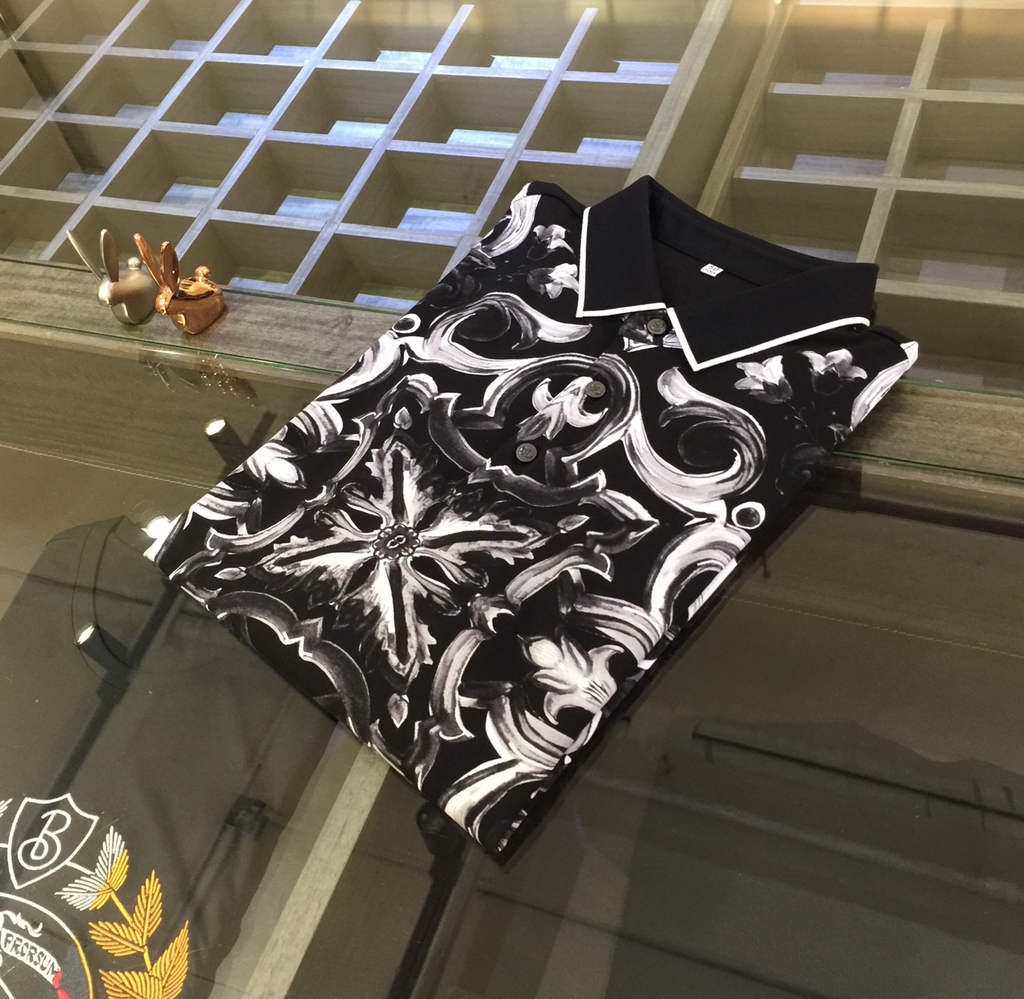 NO:511525,DG Home's latest short-sleeved lapel shirt in summer 2025!  High-end silk cotton fabric, breathable, comfortable, delicate and soft, all original customized products, and high-end digital printing of the whole dress!  High-end quality!  High-quality shipment, fashionable and stylish upper body!  Size M~XXXL (model/125 catties wear M), gucci, T-shirt, alexander wang19860909DG家2025夏季最新发布短袖翻领衫！高档天丝棉面料,透气舒适细腻柔软,面料,辅料全部原版定制出品,整衣高档数码印花！品质高端！高品质出货,上身时尚有型！尺码M～XXXL（模特/125斤穿M）,,gucci,T-shirt,alexander wang,Men's clothing