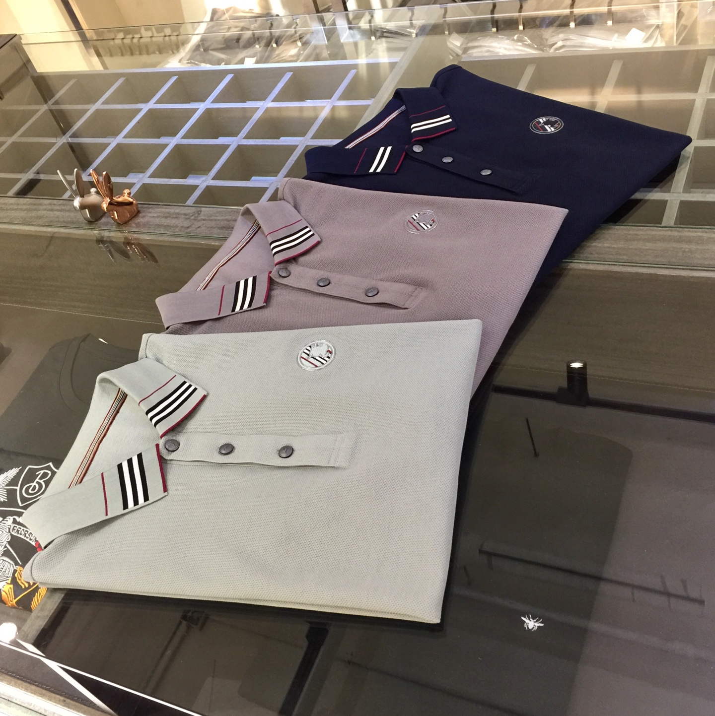 NO:136648,The latest summer series of Fat Brother B’s Gospel, versatile commuting to work, elegant design, a must-have for business elites, using high-quality mercerized bead floor cotton fabric, Wen Ru soft, delicate and soft, the upper body is naturally comfortable, lapel business casual slim fit style, can be worn in both business and leisure!  It highlights the overall styling and body-slimming feeling. The overall craftsmanship line is really impeccable. This kind of lapel fashion adds points to urban fashion people and has a more gentlemanly charm!  Dark blue/grey/grey green!  Size M~4XL (model/125 catties wear M), alexander wang19860909B家胖哥哥福音夏季最新系列 上班通勤百搭 富于优雅的设计感 商务精英必备 采用高克重丝光珠地棉面料 温儒柔软 细腻柔软 上身自然是舒适 翻领商务休闲修身款 无论是商务还是休闲时候都可穿搭！非常的凸显整体的造型感以及修身上身感 整体的工艺车线真的是无可挑剔的 这样的一款翻领时装 无不为都市时尚人士加分 更加的绅士韵味十足范！深蓝色/灰色/灰绿色！尺码M～4XL（模特/125斤穿M）,,alexander wang,Men's clothing