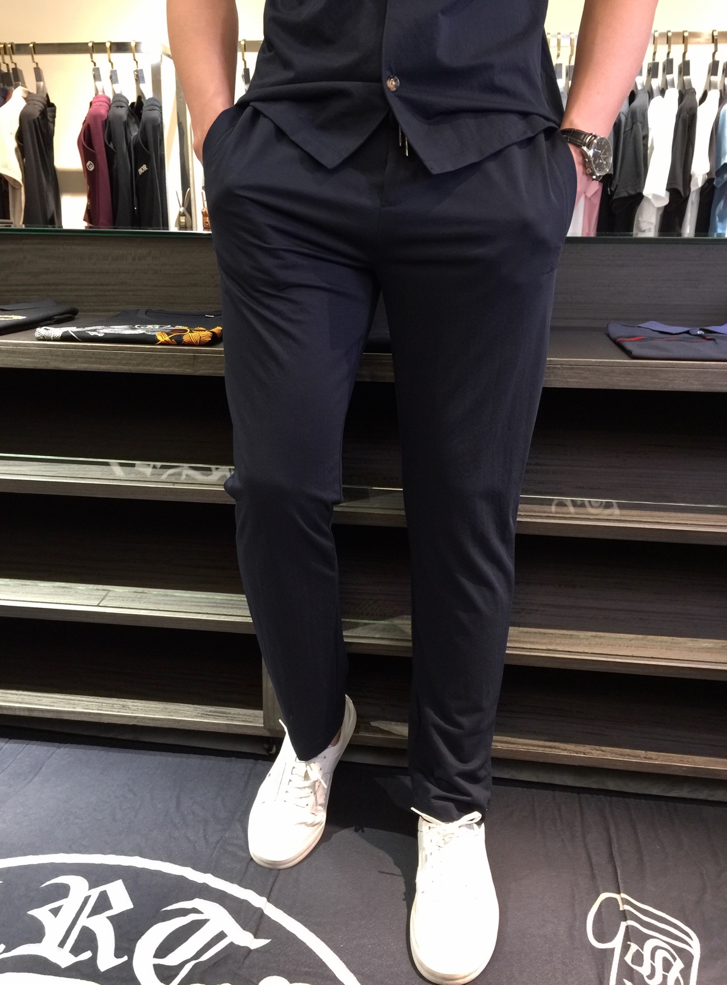 NO:136650,/Set details of pants LP Fat Brother Gospel Summer new model is on sale. Classic simple style set, private channels are leaked, foreign trade company orders, domestic first-tier OEM factories, luxury classic design, urban life, first-class quality!  A simple lapel casual sports suit, handsome and personalized, simple and generous style design, bold and innovative design that breaks through the conventional style, still continues the popular silk-lined blend fabric. It feels tender and smooth, breathable and comfortable. It is visually enough to instantly defeat those mediocre sports suits. Slim fit style, sports and leisure and entertainment are both competent!  Dark blue/coffee!  Size M~4XL (model/125 catties wear M), loro piana, alexander wang19860909/套 裤子细节图LP家胖哥哥福音夏季新款发售.经典简约款套装,私密渠道流出,外贸公司订单,国内一线代工厂出品,奢华经典设计,都市生活,品质一流！简约的一款翻领休闲运动套装 有帅有个性 简洁大方的版型设计,突破常规的大胆创新设计,依然延续了热门的丝麻混纺面料.手感嫩滑 透气,舒服为主 在视觉上已经足以秒杀那些平庸的运动套装 修身版型,运动休闲娱乐,均可胜任！深蓝色/咖色！尺码M～4XL（模特/125斤穿M）,,loro piana,alexander wang,Men's clothing