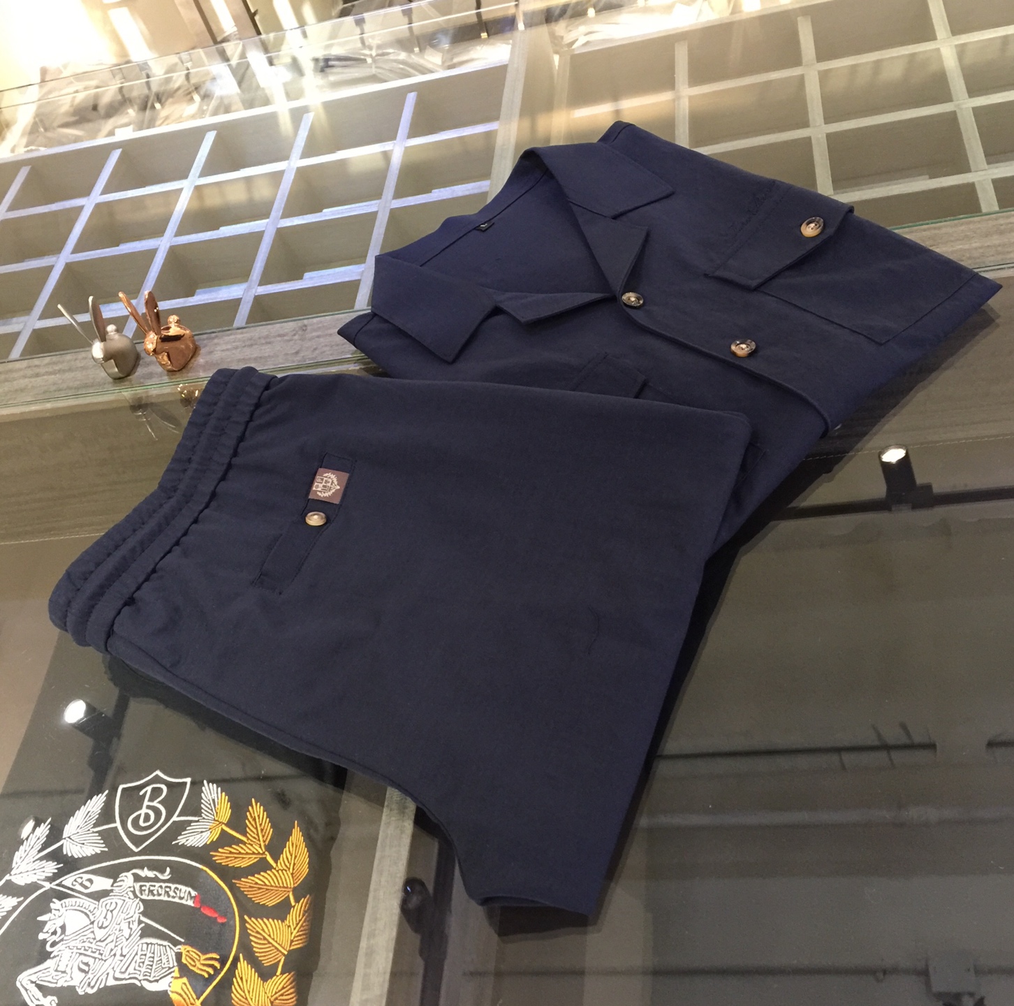 NO:136652,/Set Top details picture LP Fat Brother Gospel New Summer Style is on sale. Classic simple style set, private channels are leaked, foreign trade company orders, domestic first-tier OEM factory produced, luxurious classic design, urban life, first-class quality!  A simple lapel casual sports suit, handsome and personalized, simple and generous style design, bold and innovative design that breaks through the conventional style, still continues the popular silk-lined blend fabric. It feels tender and smooth, breathable and comfortable. It is visually enough to instantly defeat those mediocre sports suits. Slim fit style, sports and leisure and entertainment are both competent!  Dark blue/coffee!  Size M~4XL (model/125 catties wear M), loro piana, alexander wang19860909/套 上衣细节图LP家胖哥哥福音夏季新款发售.经典简约款套装,私密渠道流出,外贸公司订单,国内一线代工厂出品,奢华经典设计,都市生活,品质一流！简约的一款翻领休闲运动套装 有帅有个性 简洁大方的版型设计,突破常规的大胆创新设计,依然延续了热门的丝麻混纺面料.手感嫩滑 透气,舒服为主 在视觉上已经足以秒杀那些平庸的运动套装 修身版型,运动休闲娱乐,均可胜任！深蓝色/咖色！尺码M～4XL（模特/125斤穿M）,,loro piana,alexander wang,Men's clothing