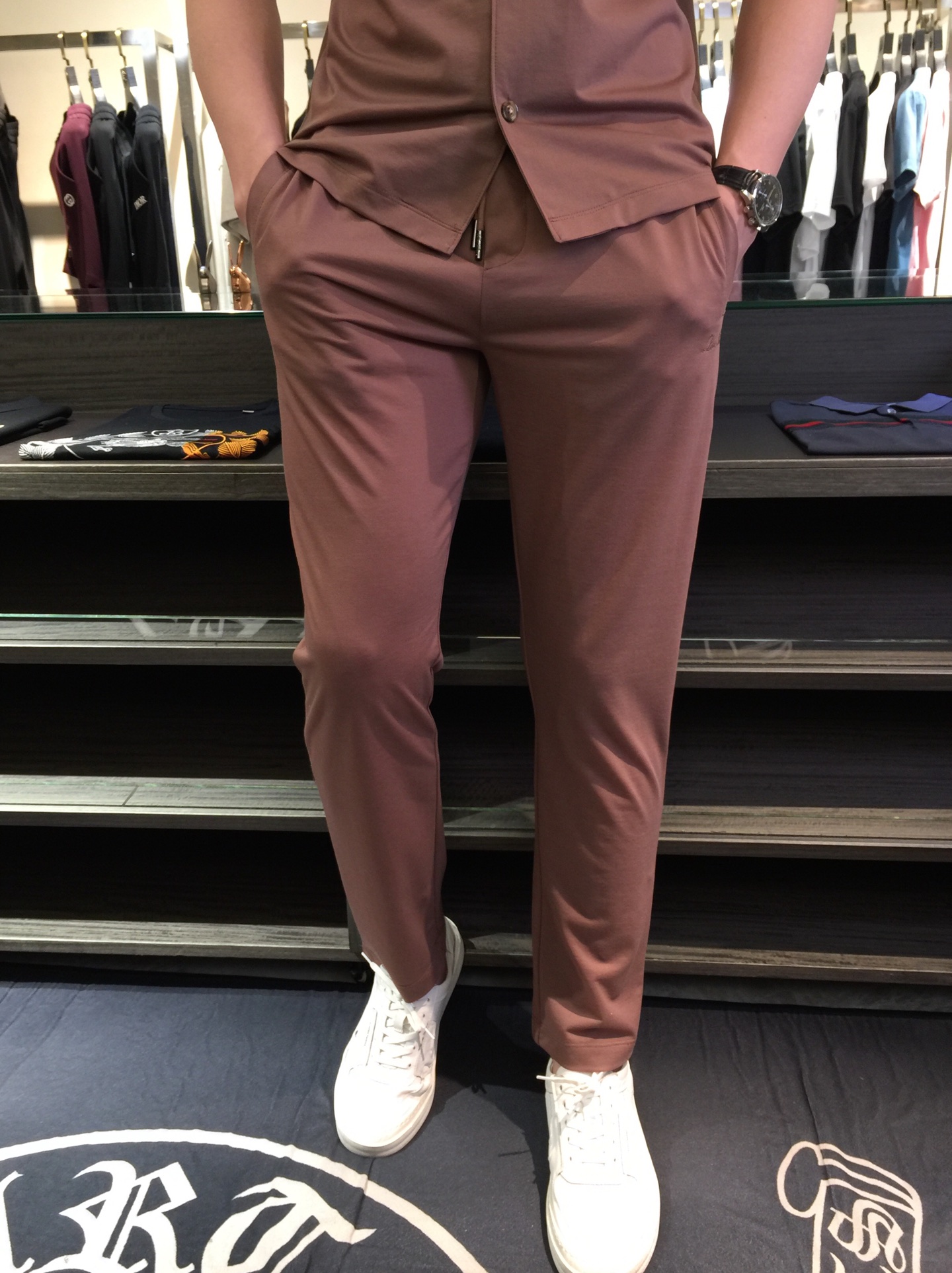 NO:136654,/Set details of pants LP Fat Brother Gospel Summer new model is on sale. Classic simple style set, private channels are leaked, foreign trade company orders, domestic first-tier OEM factories, luxury classic design, urban life, first-class quality!  A simple lapel casual sports suit, handsome and personalized, simple and generous style design, bold and innovative design that breaks through the conventional style, still continues the popular silk-lined blend fabric. It feels tender and smooth, breathable and comfortable. It is visually enough to instantly defeat those mediocre sports suits. Slim fit style, sports and leisure and entertainment are both competent!  Dark blue/coffee!  Size M~4XL (model/125 catties wear M), loro piana, alexander wang19860909/套 裤子细节图LP家胖哥哥福音夏季新款发售.经典简约款套装,私密渠道流出,外贸公司订单,国内一线代工厂出品,奢华经典设计,都市生活,品质一流！简约的一款翻领休闲运动套装 有帅有个性 简洁大方的版型设计,突破常规的大胆创新设计,依然延续了热门的丝麻混纺面料.手感嫩滑 透气,舒服为主 在视觉上已经足以秒杀那些平庸的运动套装 修身版型,运动休闲娱乐,均可胜任！深蓝色/咖色！尺码M～4XL（模特/125斤穿M）,,loro piana,alexander wang,Men's clothing