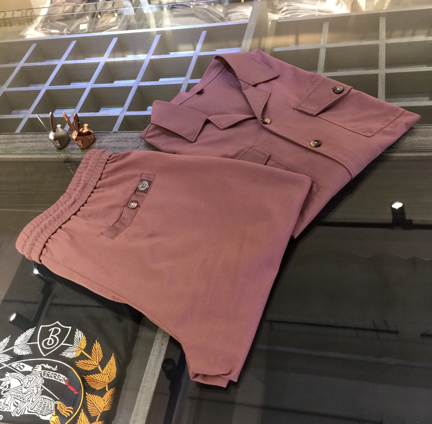 NO:136656,/Set Top details picture LP Fat Brother Gospel New Summer Style is on sale. Classic simple style set, private channels are leaked, foreign trade company orders, domestic first-tier OEM factory produced, luxurious classic design, urban life, first-class quality!  A simple lapel casual sports suit, handsome and personalized, simple and generous style design, bold and innovative design that breaks through the conventional style, still continues the popular silk-lined blend fabric. It feels tender and smooth, breathable and comfortable. It is visually enough to instantly defeat those mediocre sports suits. Slim fit style, sports and leisure and entertainment are both competent!  Dark blue/coffee!  Size M~4XL (model/125 catties wear M), loro piana, alexander wang19860909/套 上衣细节图LP家胖哥哥福音夏季新款发售.经典简约款套装,私密渠道流出,外贸公司订单,国内一线代工厂出品,奢华经典设计,都市生活,品质一流！简约的一款翻领休闲运动套装 有帅有个性 简洁大方的版型设计,突破常规的大胆创新设计,依然延续了热门的丝麻混纺面料.手感嫩滑 透气,舒服为主 在视觉上已经足以秒杀那些平庸的运动套装 修身版型,运动休闲娱乐,均可胜任！深蓝色/咖色！尺码M～4XL（模特/125斤穿M）,,loro piana,alexander wang,Men's clothing