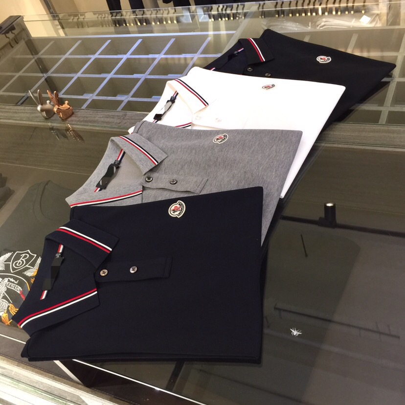 NO:137850,Mo Home's latest summer series in 2025, versatile commuting to work, elegant design, a must-have for business elites, using high-quality mercerized bead floor cotton fabric, Wen Ru soft, delicate and soft, the upper body is naturally comfortable, lapel business casual slim fit style, can be worn in both business and leisure!  It highlights the overall styling and body-slimming feeling. The overall craftsmanship line is really impeccable. This kind of lapel fashion adds points to urban fashion people and has a more gentlemanly charm!  Black/Gray/White/Dark Blue!  Size M~XXXL (model/125 catties wear M), alexander wang19860909Mo家2025夏季最新系列 上班通勤百搭 富于优雅的设计感 商务精英必备 采用高克重丝光珠地棉面料 温儒柔软 细腻柔软 上身自然是舒适 翻领商务休闲修身款 无论是商务还是休闲时候都可穿搭！非常的凸显整体的造型感以及修身上身感 整体的工艺车线真的是无可挑剔的 这样的一款翻领时装 无不为都市时尚人士加分 更加的绅士韵味十足范！黑色/灰色/白色/深蓝色！尺码M～XXXL（模特/125斤穿M）,,alexander wang,Men's clothing