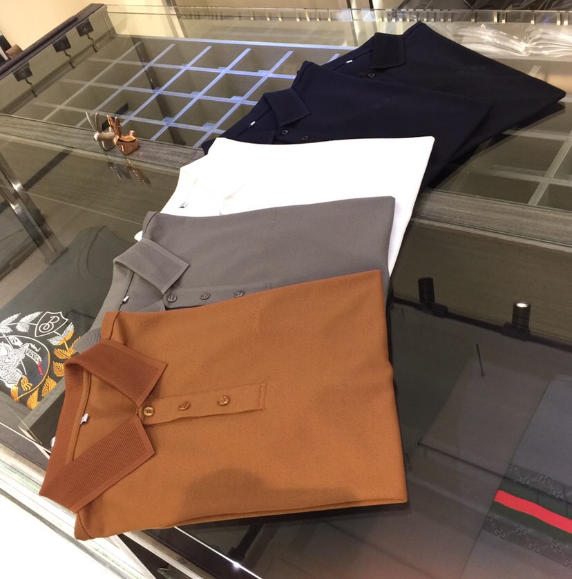 NO:137856,LP Home 2025 Summer latest series, versatile commuting to work, elegant design, a must-have for business elites, made of mulberry silk and mercerized bead floor cotton blend fabric Wen Ru soft, delicate and soft, the upper body is naturally comfortable, lapel business casual slim fit style, you can wear it in both business and leisure!  It highlights the overall styling and body-slimming feeling. The overall craftsmanship line is really impeccable. This kind of lapel fashion adds points to urban fashion people and has a more gentlemanly charm!  Black/white/dark blue/grey/coffee!  Size M~XXXL (model/jin wear M), loro piano, alexander wang19860909LP家2025夏季最新系列 上班通勤百搭 富于优雅的设计感 商务精英必备 采用桑蚕丝、丝光珠地棉混纺面料 温儒柔软 细腻柔软 上身自然是舒适 翻领商务休闲修身款 无论是商务还是休闲时候都可穿搭！非常的凸显整体的造型感以及修身上身感 整体的工艺车线真的是无可挑剔的 这样的一款翻领时装 无不为都市时尚人士加分 更加的绅士韵味十足范！黑色/白色/深蓝色/灰色/咖色！尺码M～XXXL（模特/斤穿M）,,loro piana,alexander wang,Men's clothing