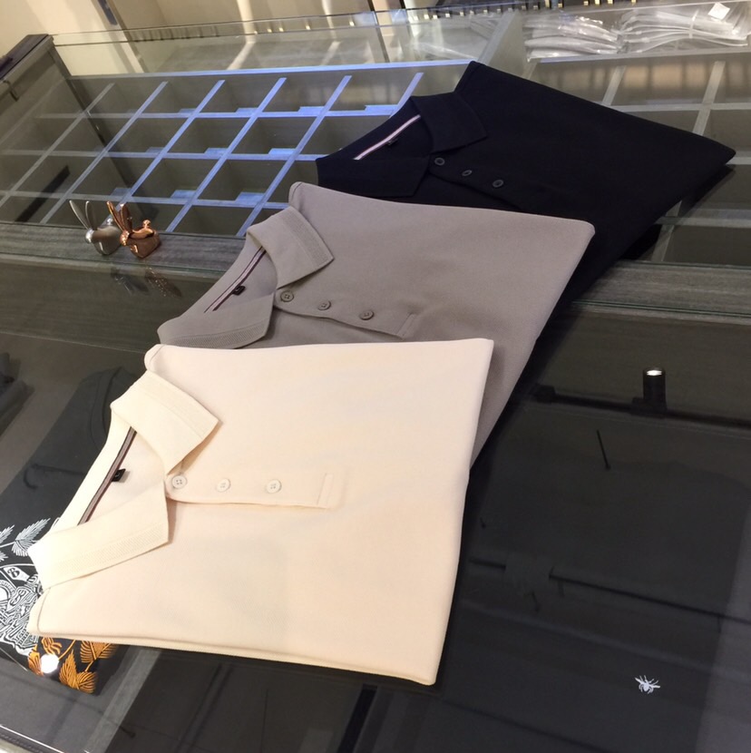 NO:137862,LP Fat Brother Gospel 1970AW latest series, versatile commuting to work, elegant design, a must-have for business elites, three-dimensional hot stamping logo design on the hem brand!  It uses Gaoke Tianshi Silk Bead Floor Cotton fabric. Wen Ru is soft, delicate and soft. The upper body is naturally comfortable. The lapel business casual slim fit can be worn in both business and leisure. It highlights the overall styling and slim feel. The overall craftsmanship line is really impeccable. This kind of lapel fashion adds points to urban fashion people and has a more gentlemanly charm!  Black/Gray-green/Beige!  Size M～4XL (model/catties wear M), loro piano, alexander wang19860909LP家胖哥哥福音1970AW最新系列 上班通勤百搭 富于优雅的设计感 商务精英必备 下摆品牌立体烫印Logo设计！采用高克重天丝丝光珠地棉面料 温儒柔软 细腻柔软 上身自然是舒适 翻领商务休闲修身款 无论是商务还是休闲时候都可穿搭 非常的凸显整体的造型感以及修身上身感 整体的工艺车线真的是无可挑剔的 这样的一款翻领时装 无不为都市时尚人士加分 更加的绅士韵味十足范！黑色/灰绿色/米色！尺码M～4XL（模特/斤穿M）,,loro piana,alexander wang,Men's clothing