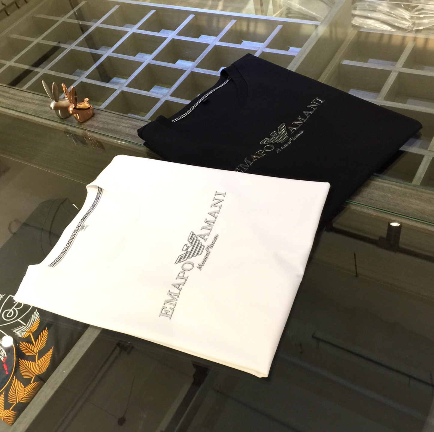 NO:137868,Ajia 2025 summer new product, instantly kill all versions!  Classic and fashionable versatile round neck short sleeves, customized mercerized cotton super soft fabric, three-dimensional logo on the chest!  Basic base shirts are indispensable for men's wardrobe. They can be matched with various clothing anytime and anywhere to meet your daily needs. The fabrics and factories we choose are all used by first-tier brands, so we recommend buying them!  Black/white!  Size M~XXXL (model/kilogram wear M), T-shirt, alexander wang19860909A家2025夏季新品 秒杀一切版本！经典时尚百搭圆领短袖 订制丝光棉超柔软面料 胸前立体Logo！男人的衣柜都少不了基础打底衫 随时随地都可以拿来搭配各种服饰 满足您日常生活需求.我们所选择的面料及工厂都是一线品牌所使用的,推荐入手！黑色/白色！尺码M～XXXL（模特/斤穿M）,,T-shirt,alexander wang,Men's clothing