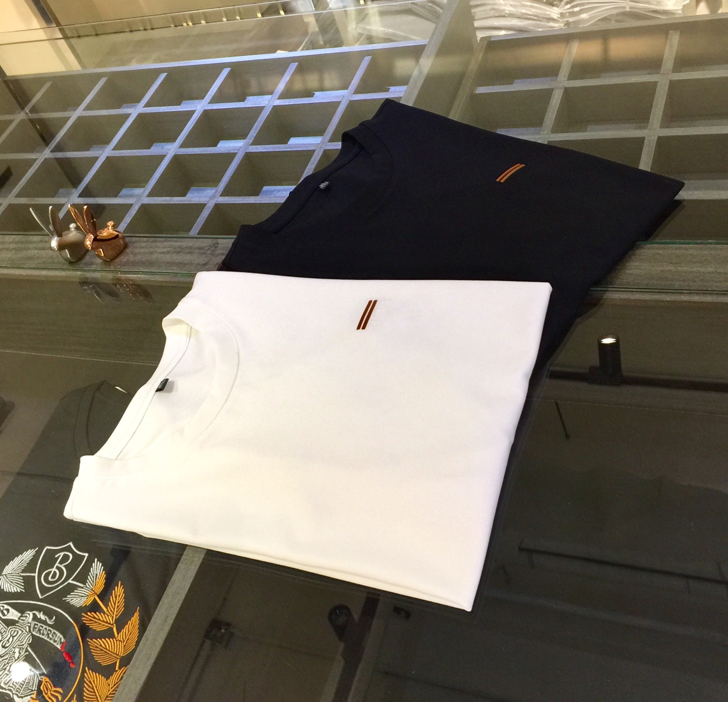 NO:137843,Zejia's new summer 2025 product, instantly kill all versions!  Classic and fashionable versatile round neck short sleeves, three-dimensional logo design on the chest!  Customized mulberry silk super soft modal fabric. Basic base shirts are indispensable for men's wardrobe. They can be matched with various clothing anytime and anywhere to meet your daily needs. The fabrics and factories we choose are all used by first-tier brands, so we recommend buying them!  Black/white!  Size M~XXXL (model/kilogram wear M), T-shirt, alexander wang19860909Ze家2025夏季新品 秒杀一切版本！经典时尚百搭圆领短袖 胸前立体Logo设计！订制桑蚕丝超柔软莫代尔面料 男人的衣柜都少不了基础打底衫 随时随地都可以拿来搭配各种服饰 满足您日常生活需求.我们所选择的面料及工厂都是一线品牌所使用的,推荐入手！黑色/白色！尺码M～XXXL（模特/斤穿M）,,T-shirt,alexander wang,Men's clothing