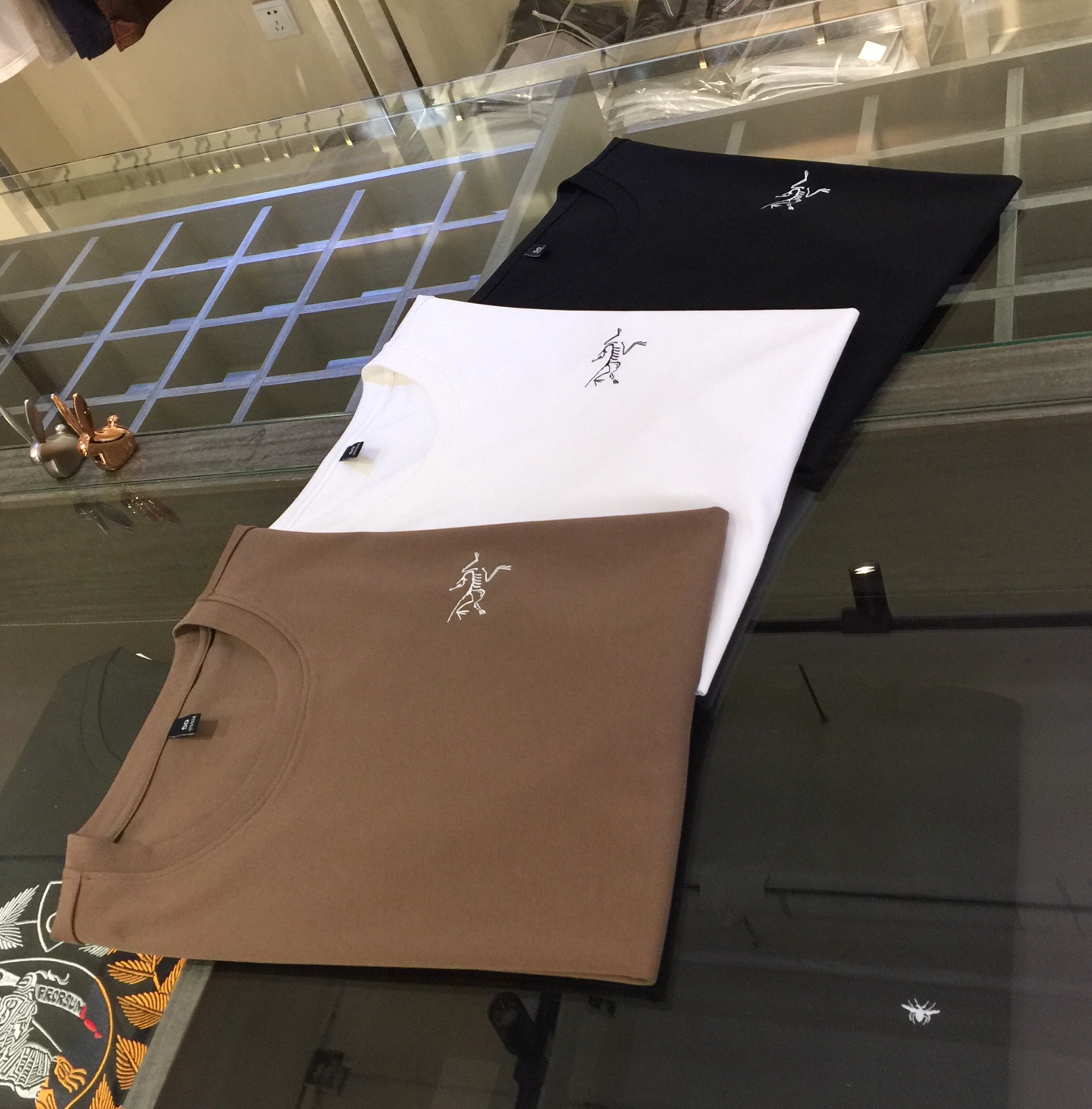 NO:137846,The ancestor 2025 summer new product, classic and fashionable versatile round neck short-sleeved shirt, woven mercerized cotton fabric!  The fabric is soft and delicate. The original logo hot stamping design!  Low-key luxury!  Basic base shirts are indispensable for men's wardrobes. They can be matched with various clothing anytime and anywhere to meet your daily needs. The fabrics and factories we choose are all used by first-tier brands. The clothes design is very atmospheric and fashionable. Please buy them quickly!  Black/white/coffee!  Size M~XXXL (model/kilogram wear M), T-shirt, alexander wang19860909始祖2025夏季新品 经典时尚百搭圆领短袖衫 订织丝光棉面料！面料柔软细腻 原版Logo烫印设计！低调的奢华！男人的衣柜都少不了基础打底衫 随时随地都可以拿来搭配各种服饰 满足您日常生活需求.我们所选择的面料及工厂都是一线品牌所使用的,衣服设计非常的大气时尚,亲们赶紧入手！黑色/白色/咖色！尺码M～XXXL（模特/斤穿M）,,T-shirt,alexander wang,Men's clothing