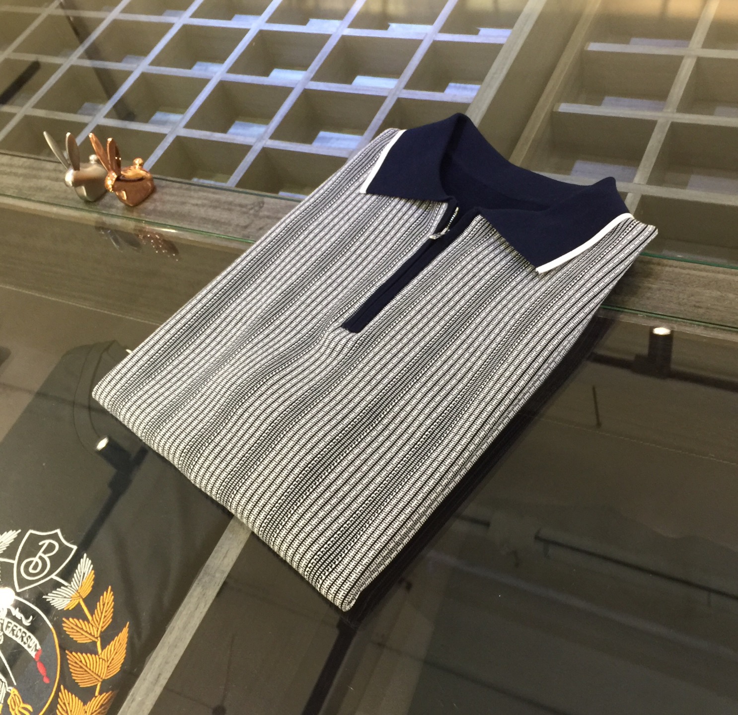 NO:137852,A-home hot model has added a dark blue wardrobe that is the most basic and common style in the 2025 wardrobe. A comfortable, fashionable and durable Tiansi cotton sweater is hard to come by. This new 25-year spring and summer lapel knitted product is a reputation from the old channel. I know it after I have taken it, so I won’t say more~ Customer-supplied imported fabrics, soft, breathable, and a very delicate feeling to the touch. The neckline zipper plaid design makes people shine, with a little retro feel, which looks fashionable and unique. The inner part is all made of single-needle edge locking!  The cuff ends are made of custom threads, which can ensure that they are not easily deformed!  The cut is appropriately cut without any sense of restraint. Every part is perfectly in line with the rhythm of the human body. Even if you wear it, it is super comfortable!  Slim and show your temperament, it is definitely a platinum item for business and leisure!  Black/dark blue!  Size M~XXXL (model/kilogram wear M), alexander wang19860909A家爆款新增深蓝色2025年衣橱里最为基础常见的款式,一件舒适时髦又耐看的天丝棉针织衫更是可遇而不可求,这款25年春夏新款翻领针织 老渠道的口碑货,拿过咱家的都懂,就不再多说了哈~ 客供进口面料,柔软透气垂坠感强,摸上去非常细腻的感觉.领口拉链开襟设计,让人眼前一亮,有一点复古feel,显得时髦又别致.内里全部采用单针锁边工艺！袖口衣尾采用定制螺纹,能够确保穿着不轻易变形！裁剪得体,没有任何束缚感,每一处都完美符合人体律动,既便是穿着动动都超舒适！修身显气质,绝对是商务休闲的白金单品！黑色/深蓝色！尺码M～XXXL（模特/斤穿M）,,alexander wang,Men's clothing