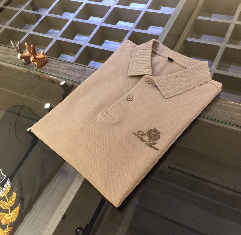 NO:160263,The latest series of LP Fat Brother Gospel 1970AW, versatile commuting to work, elegant design, a must-have for business elites, using Gaoke heavy mercerized cotton fabric, Wen Ru soft, delicate and soft, the upper body is naturally comfortable, lapel business casual slim fit, chest brand logo embroidery design!  You can wear it in business or casual!  It highlights the overall styling and body-slimming feeling. The overall craftsmanship line is really impeccable. This kind of lapel fashion adds points to urban fashion people and has a more gentlemanly charm!  Black/Gray-green/Beige!  Size M～4XL (model/catties wear M), loro piano, alexander wang19860909LP家胖哥哥福音1970AW最新系列 上班通勤百搭 富于优雅的设计感 商务精英必备 采用高克重丝光棉面料 温儒柔软 细腻柔软 上身自然是舒适 翻领商务休闲修身款 胸前品牌Logo刺绣设计！无论是商务还是休闲时候都可穿搭！非常的凸显整体的造型感以及修身上身感 整体的工艺车线真的是无可挑剔的 这样的一款翻领时装 无不为都市时尚人士加分 更加的绅士韵味十足范！黑色/灰绿色/米色！尺码M～4XL（模特/斤穿M）,,loro piana,alexander wang,Men's clothing